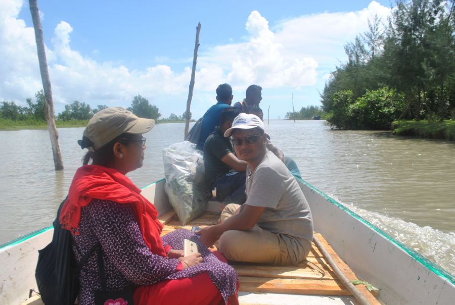 ছোট বোট সহযোগে নদীপথে হরিণবাড়িয়া বনে যাত্রা