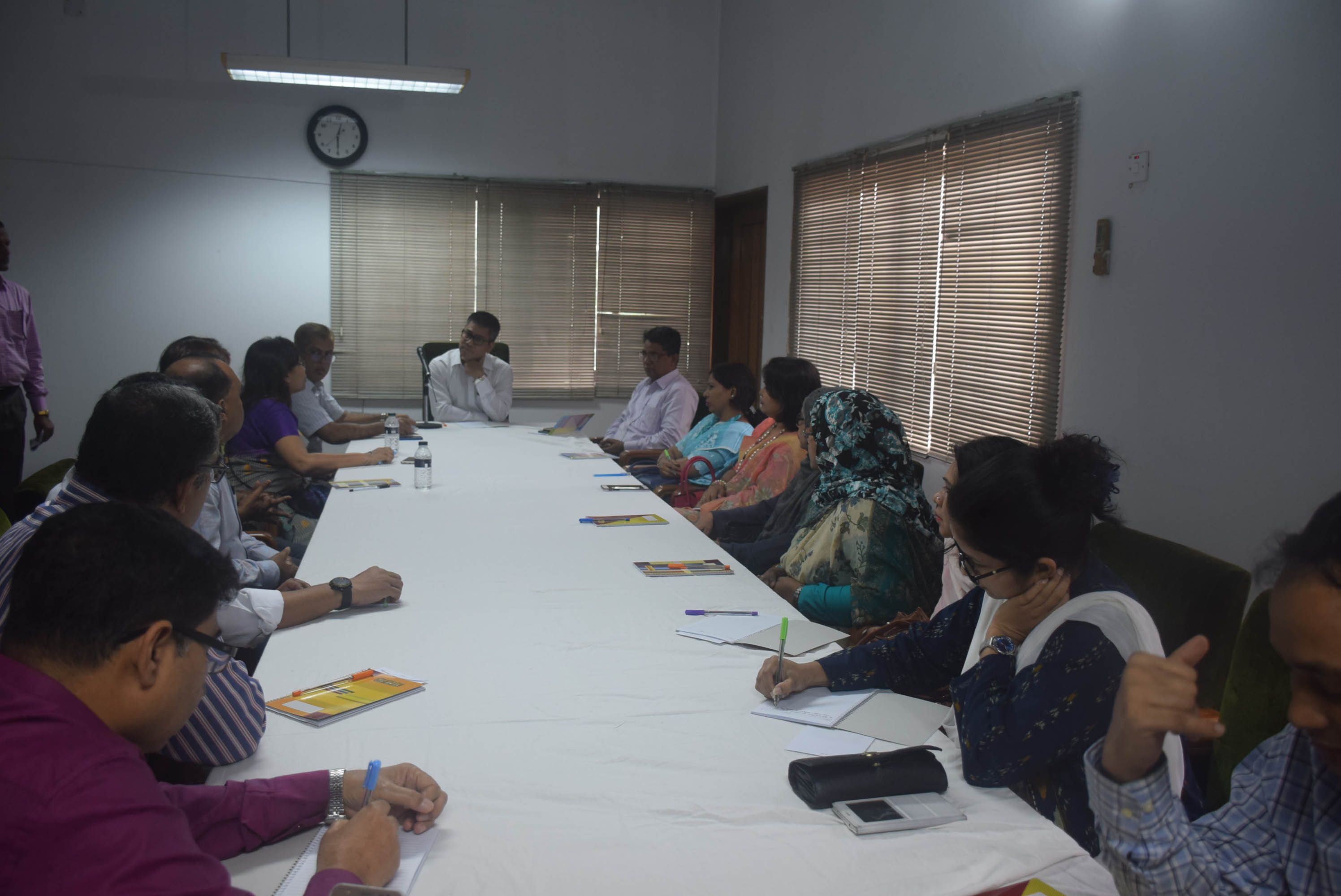 হারবেরিয়ামের সেমিনার কক্ষে মতবিনিময় সভায় অংশীজনদের অংশগ্রহণ।