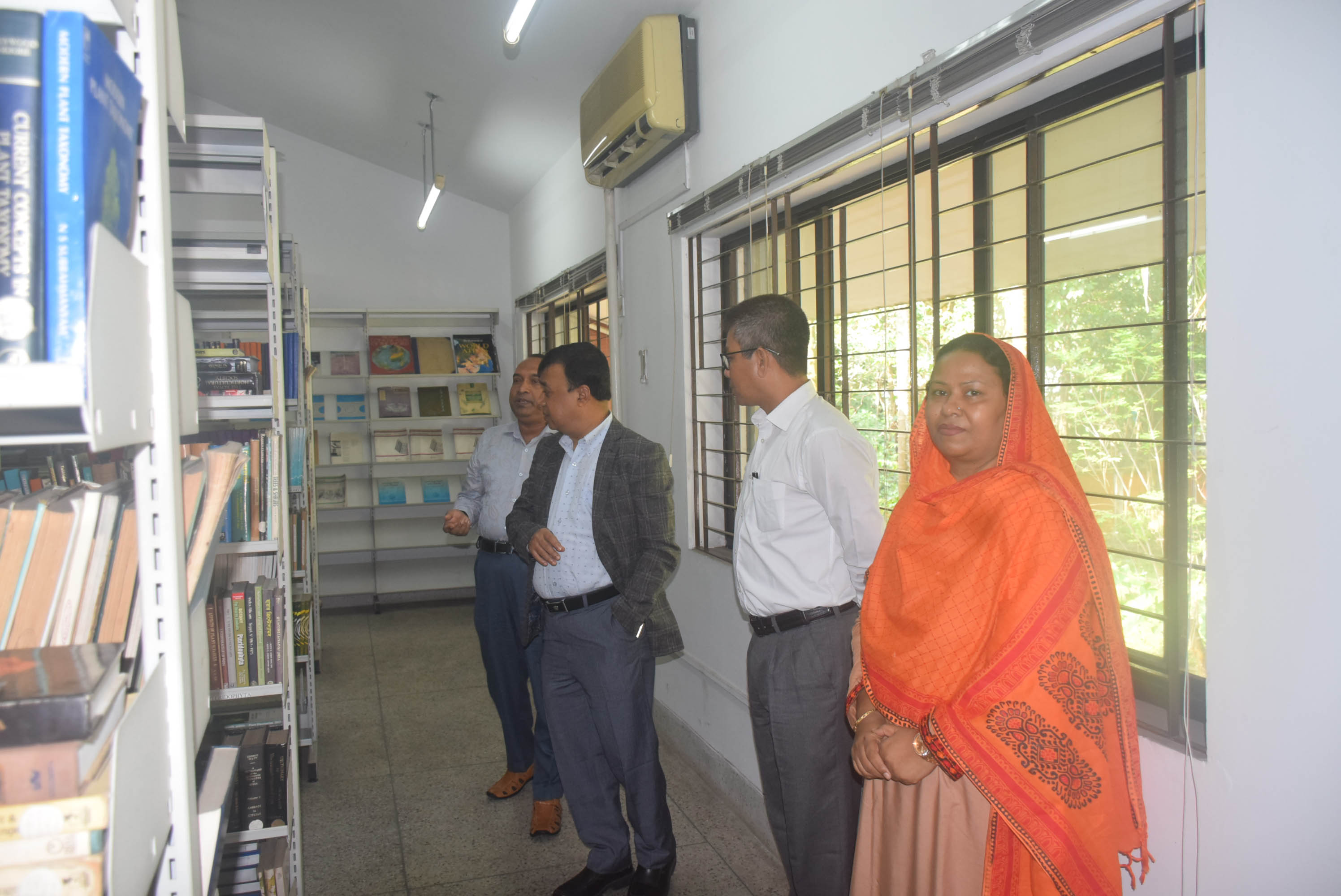 প্রধান অতিথি জনাব আলমগীর মুহম্মদ মনসুরউল আলম, অতি: সচিব, পরিবেশ, বন ও জলবায়ু পরিবর্তন মন্ত্রণালয় হারবেরিয়াম লাইব্রেরী পরিদর্শন করছেন।