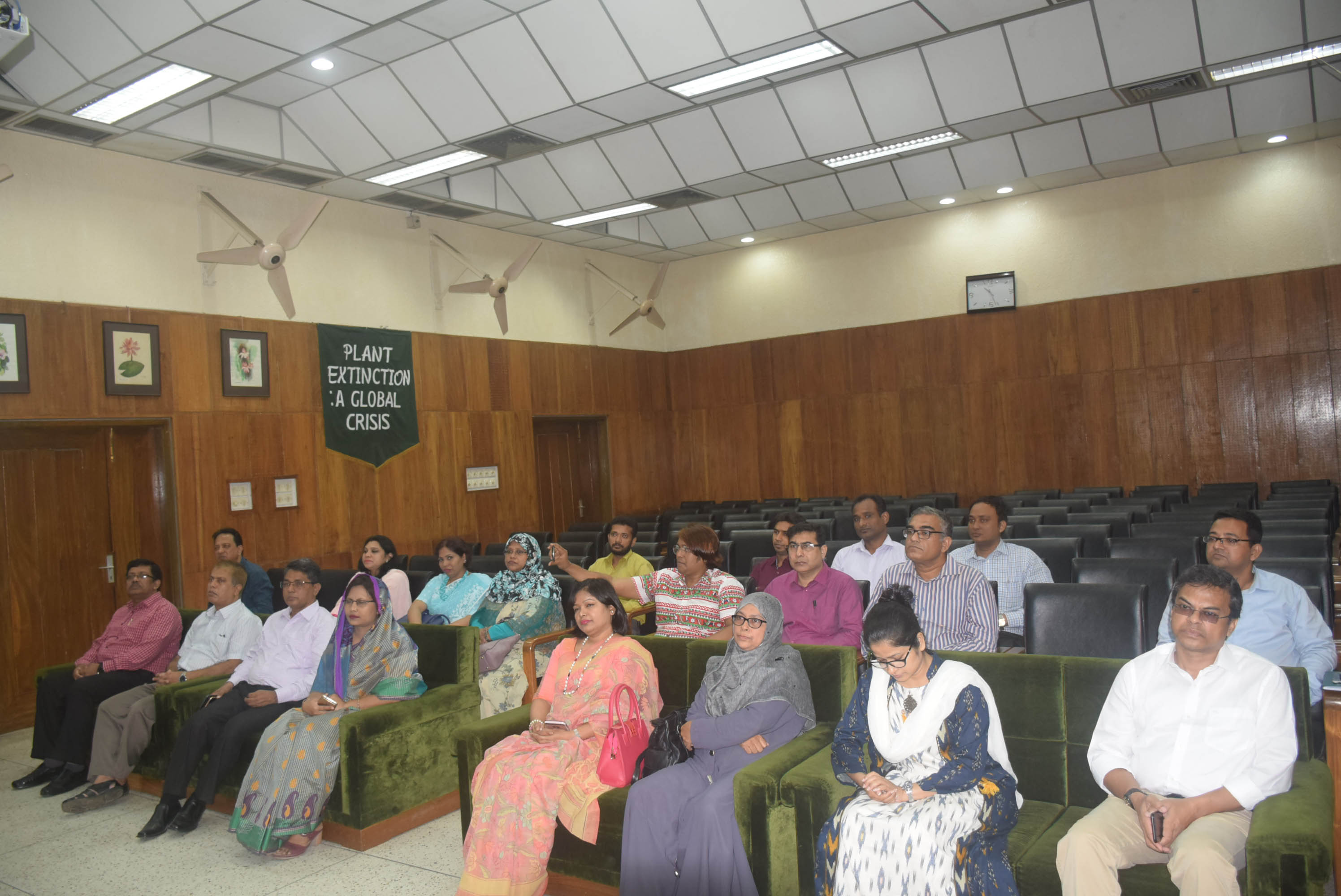 মতবিনিময় সভায় আগত বিভিন্ন বিশ্ববিদ্যালয়, কলেজ ও সরকারি প্রতিষ্ঠানের অংশীজন।