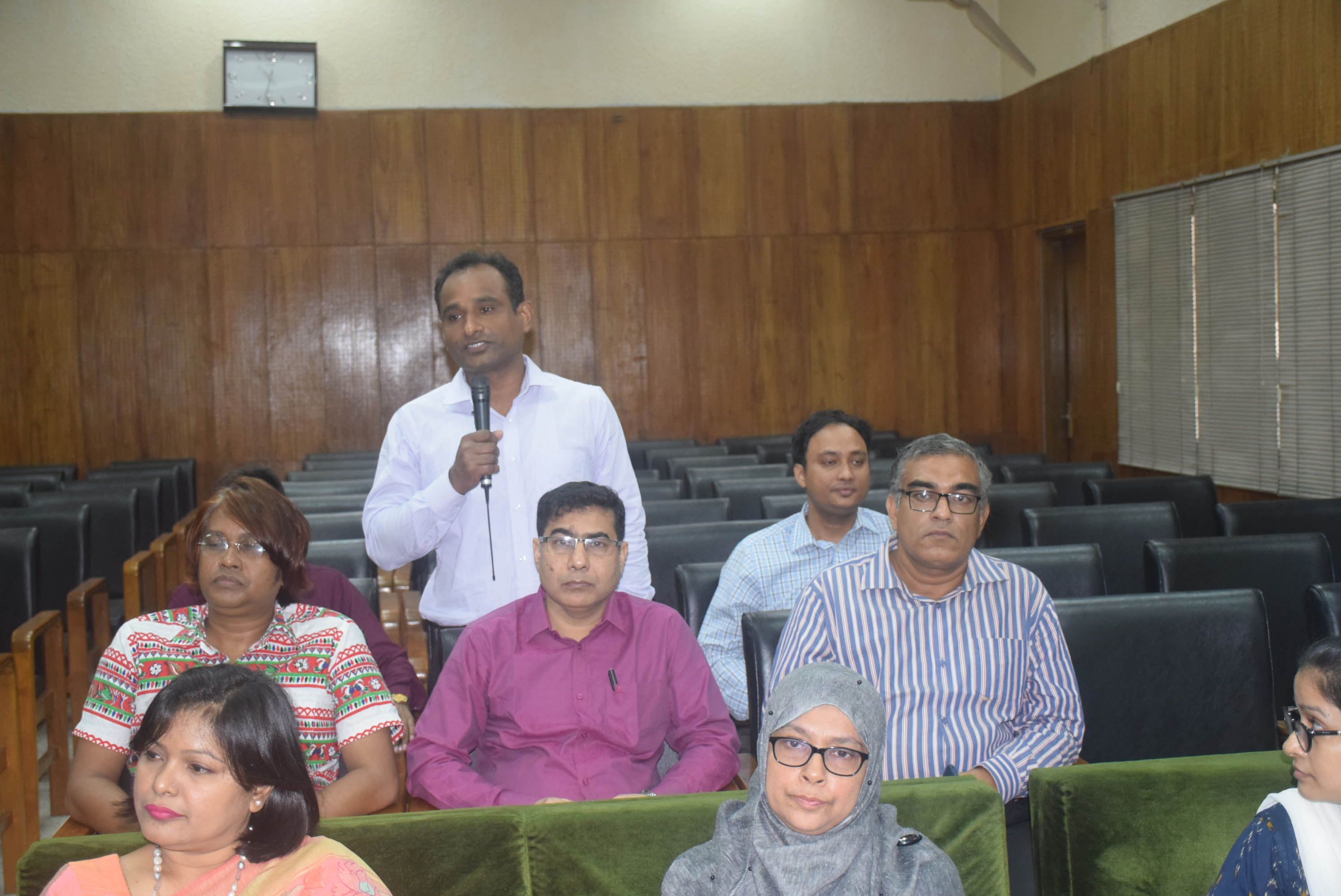 অংশীজনদের পরিচয় প্রদান।