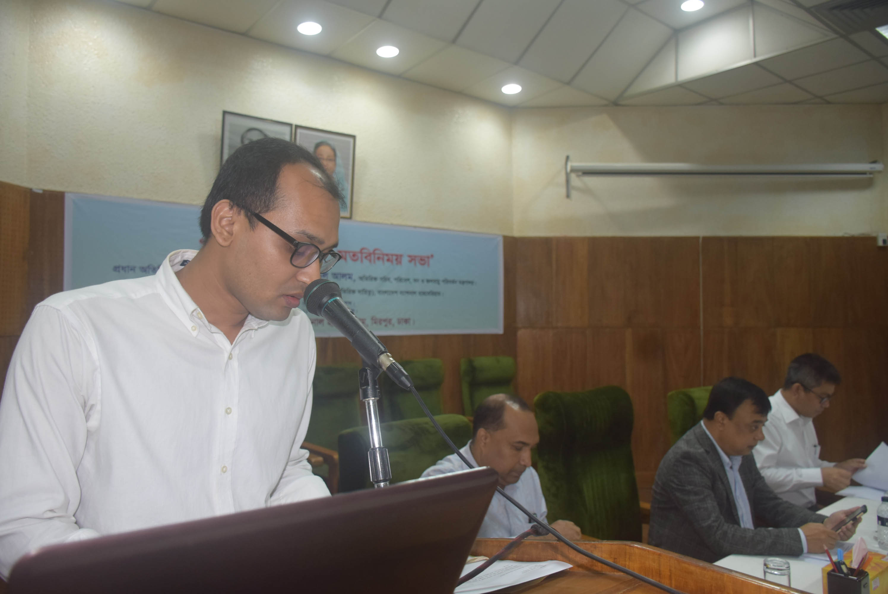 অনুষ্ঠানের সঞ্চালক হারবেরিয়ামের বৈজ্ঞানিক কর্মকর্তা জনাব নাইমুর রহমান।