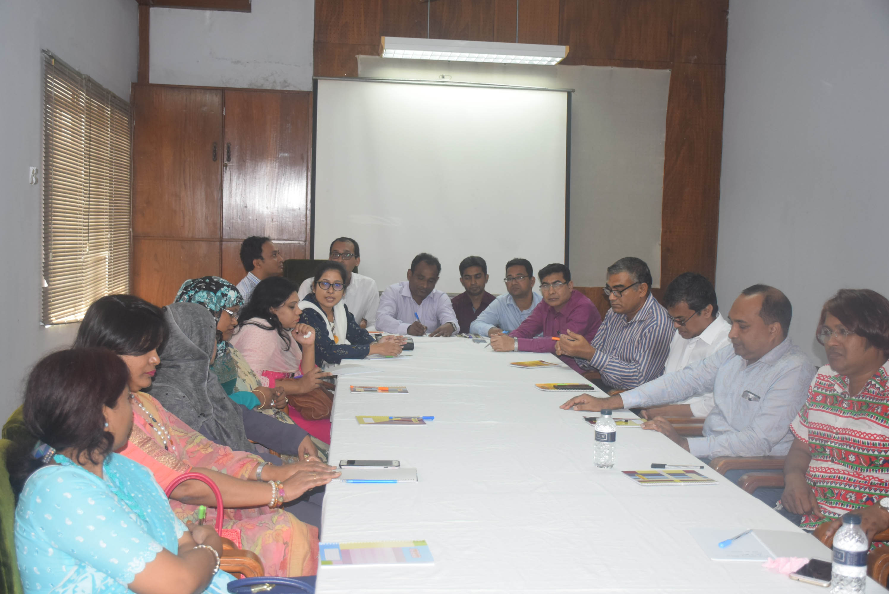 হারবেরিয়ামের সেমিনার কক্ষে মতবিনিময় সভায় অংশীজনদের অংশগ্রহণ।