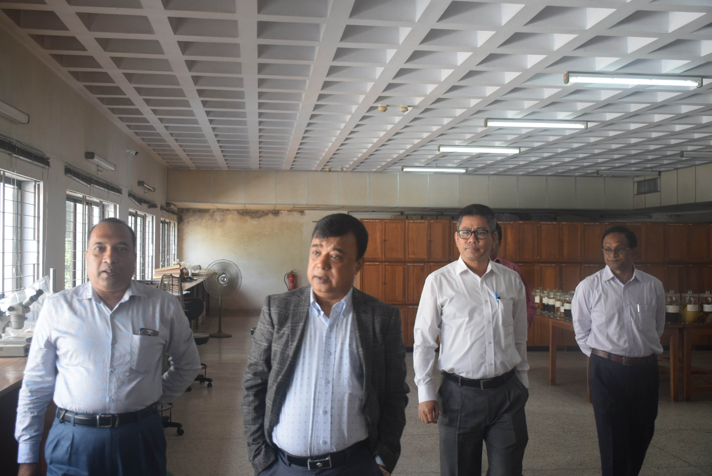 প্রধান অতিথি জনাব আলমগীর মুহম্মদ মনসুরউল আলম, অতি: সচিব, পরিবেশ, বন ও জলবায়ু পরিবর্তন মন্ত্রণালয় হারবেরিয়াম মিউজিয়াম পরিদর্শন করছেন।