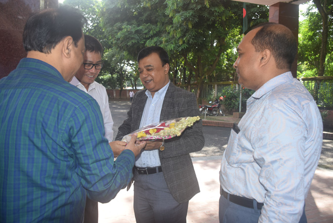 আগত প্রধান অতিথি জনাব আলমগীর মুহম্মদ মনসুরউল আলম, অতি: সচিব, পরিবেশ, বন ও জলবায়ু পরিবর্তন মন্ত্রণালয় কে ফুলের তোড়া দিয়ে বরণ।