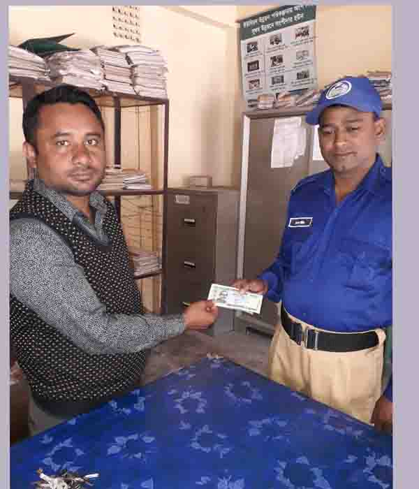 বন্দবেড় ইউনিয়নে গ্রাম আদালত গ্রাম পুলিশকে সম্মানী ভাতা প্রদান করিতেছেন ইউপি সচিব জনাব মোঃ আমিনুল ইসলাম।