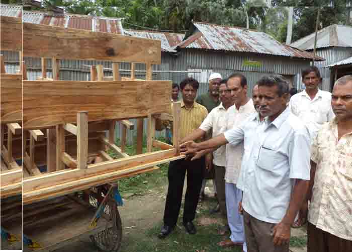 এলজিএসপি-2 এর অর্থায়ানে জোড়া বেঞ্চ,নলকুপ ,স্প্রেমেশিন বিনামূলে বিতরণ এর দৃশ্য
