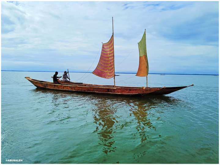 পাল তোলা নৌকা