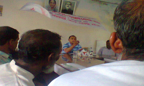 একটি বাড়ি একটি খামার প্রকল্পের উৎসাহ বোনাস উদ্ধোধন অনুষ্ঠানে কথা বলছেন উপজেলা নির্ভাহী অফিসার ।