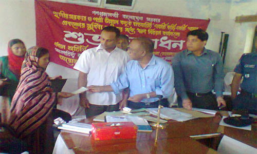 একটি বাড়ি একটি খামার প্রকল্পের ঋণদান কার্যক্রম উদ্ধোধন অনুষ্ঠানে ঋণ বিতরন করছেন উপজেলা চেয়ারম্যান