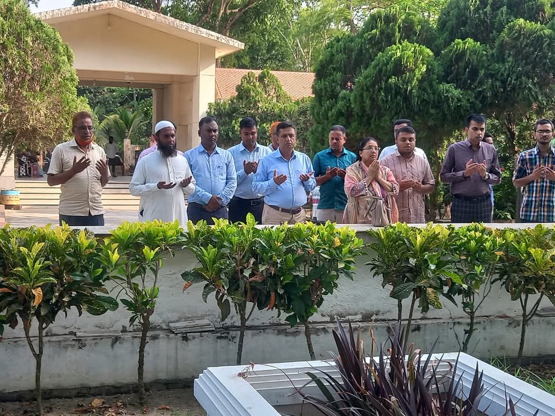 জনাব আঃ গফফার খান স্যারের বালিয়াকান্দি বিআরডিবি পরিদর্শন কালে বিশিষ্ট লেখক মীর মোশারফ হোসেন এর কবর জিয়ারত।