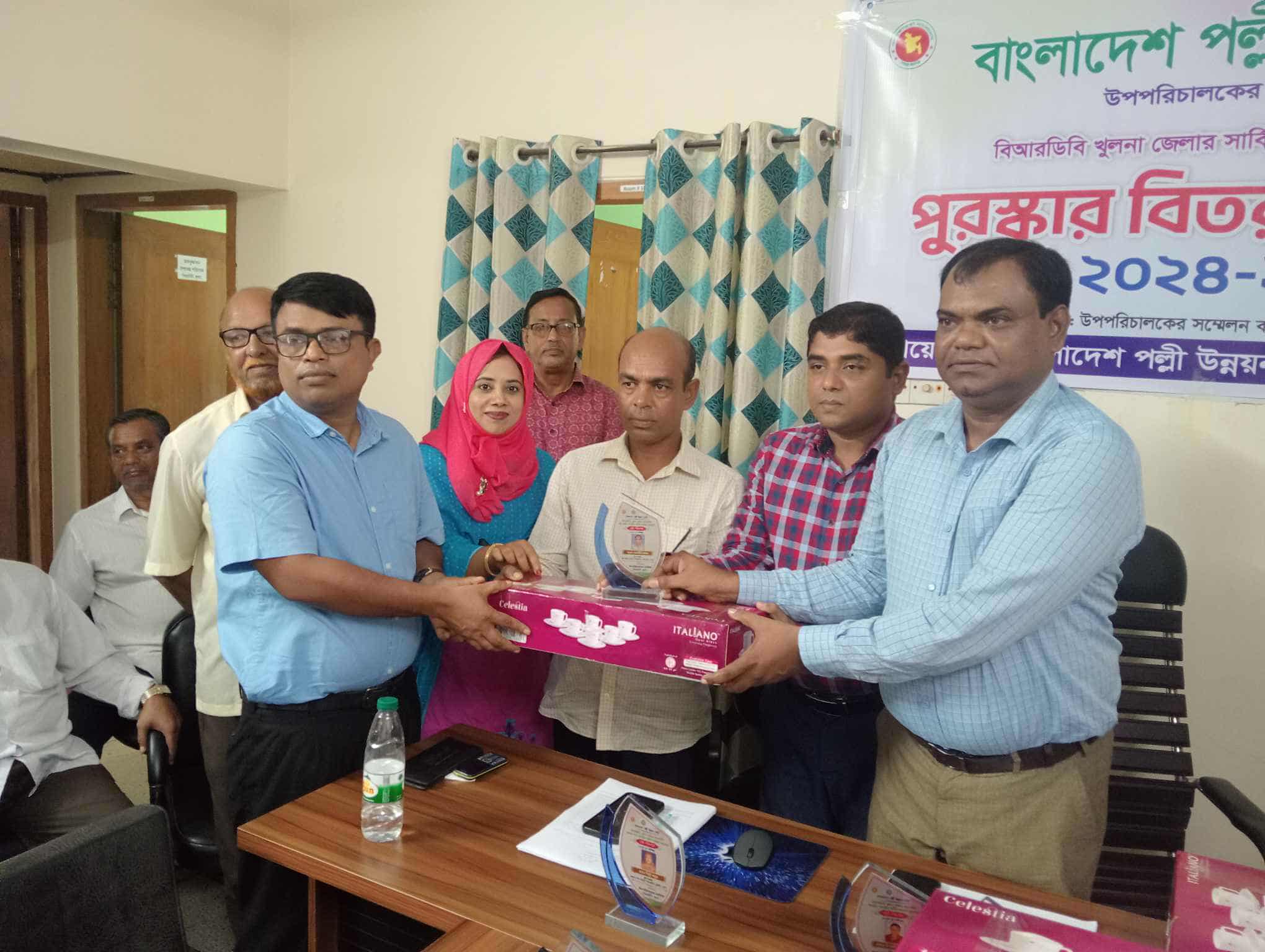 বিআরডিবি বটিয়াঘাটা 2024-25 অর্থ বছরে সার্বিক কার্যক্রমে খুলনা জলোয় ২য হওয়ায় উপপরিচালক বিআরডিবি খুলনা মহোদয়ের নিকট হতে পুরস্কার গ্রহন করছেন উপজেলা পল্লী উন্নয়ন অফিসার