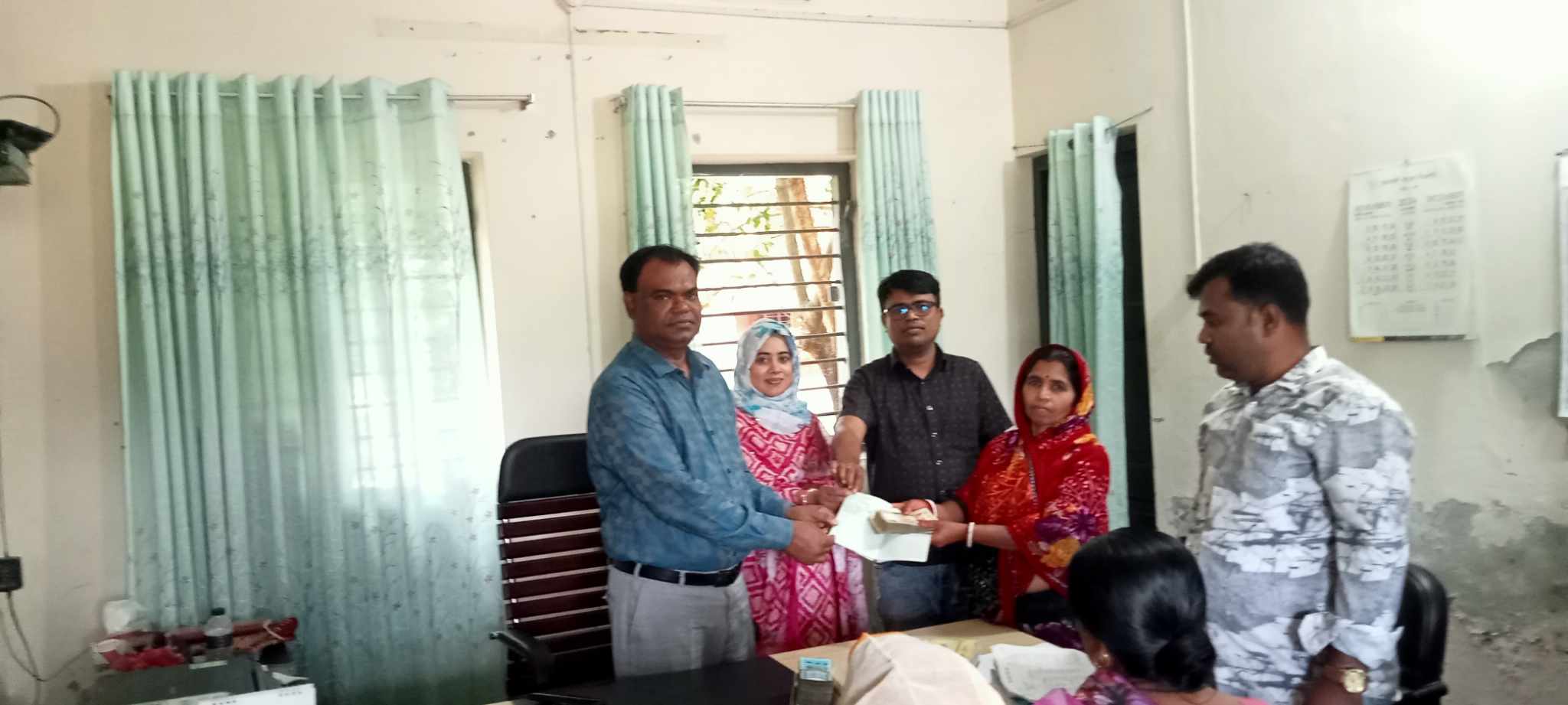 উপপরিচালক বিআরডিবি খুলনা জনাব নাসিরউদ্দিন মহোদয় কর্তৃক দরিদ্র মহিলাদের সহজ শর্তে ক্ষুদ্রঋণ বিতরণ।