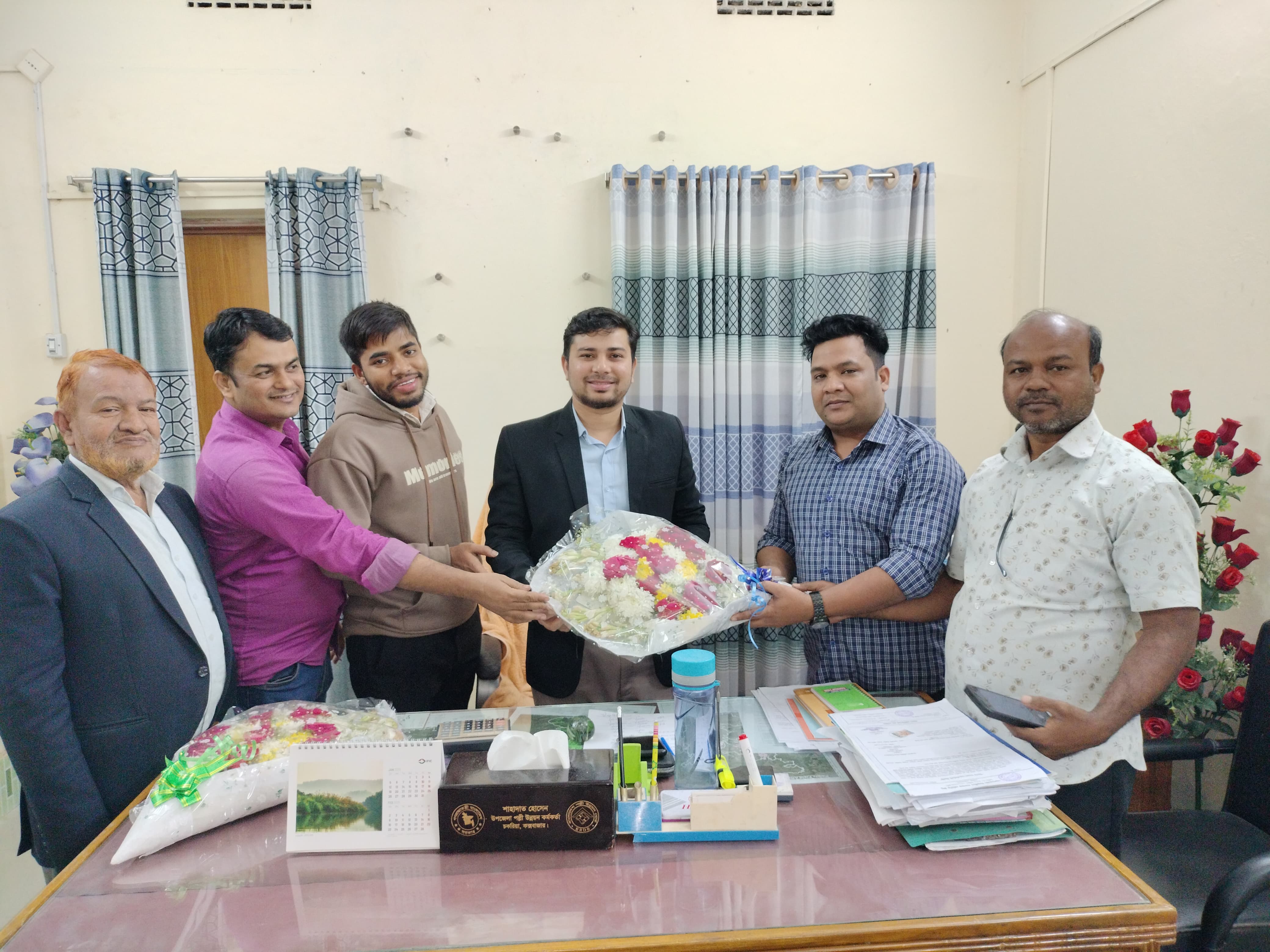 অফিস প্রধান ও অন্যান্য কর্মচারী