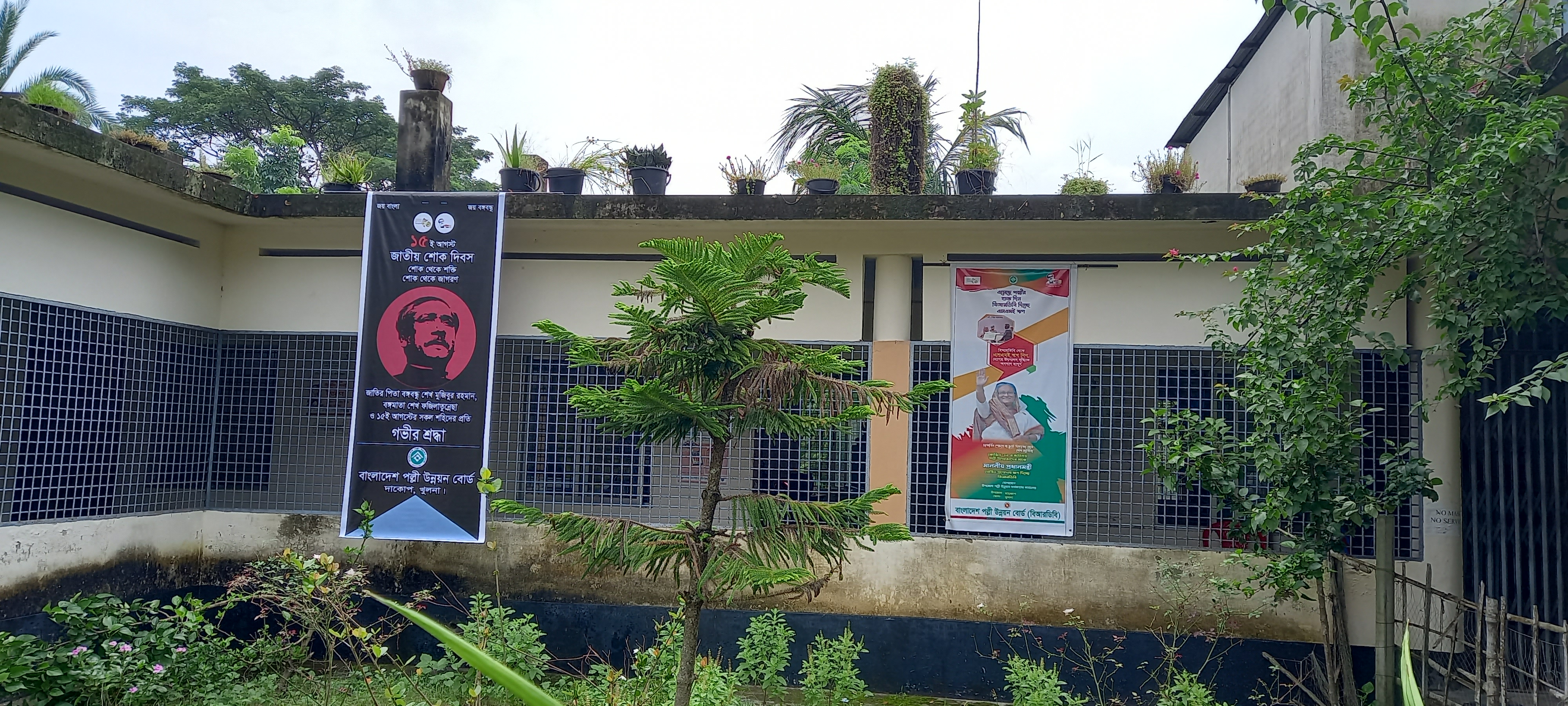 পল্লী উদোক্তাদের মাঝে এস এম ই ঋণ বিতরণ