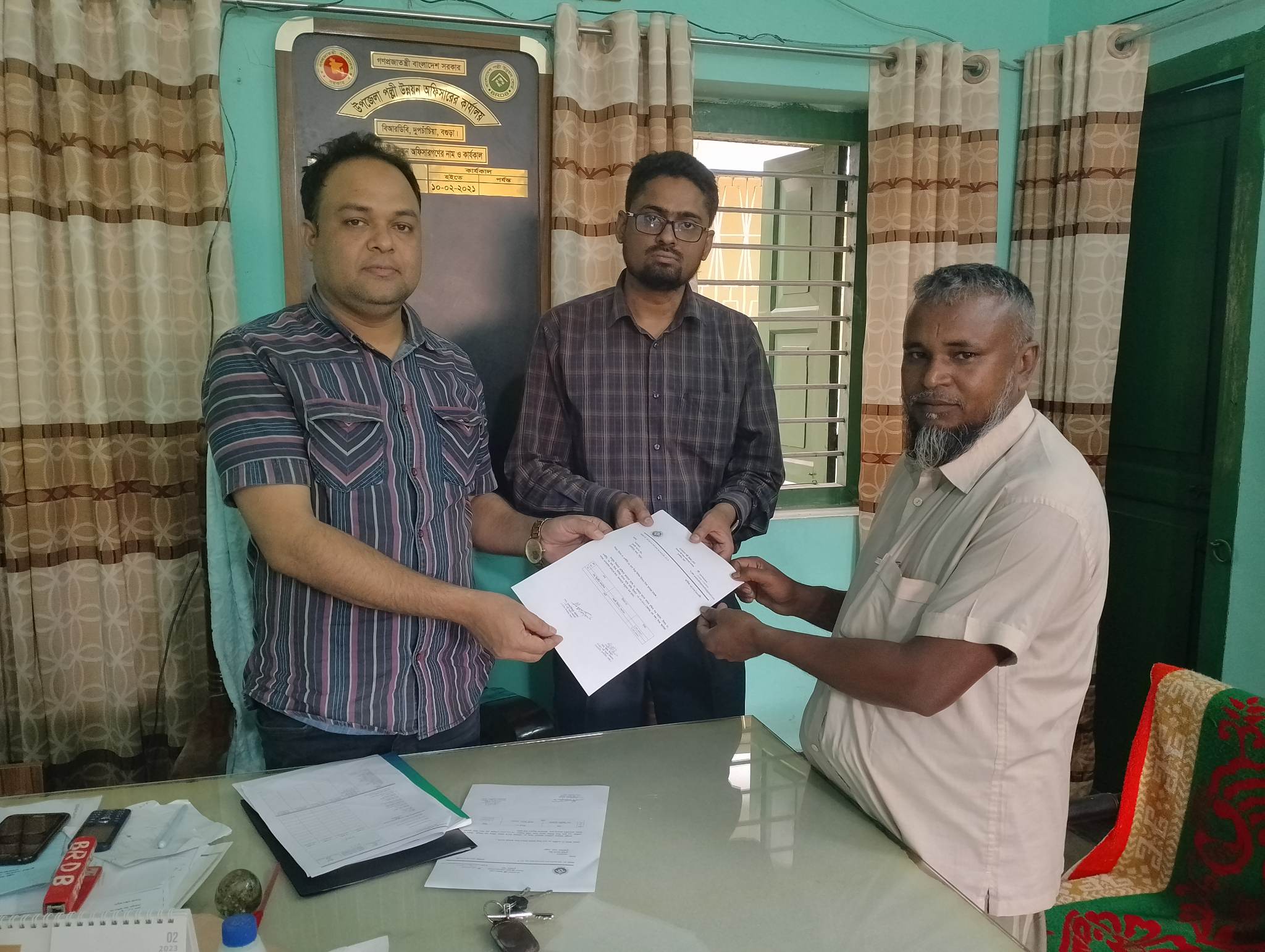 ক্ষুদ্র পল্লী উদ্যোক্তার ঋণের মন্জুরী পত্র বিতরণ।