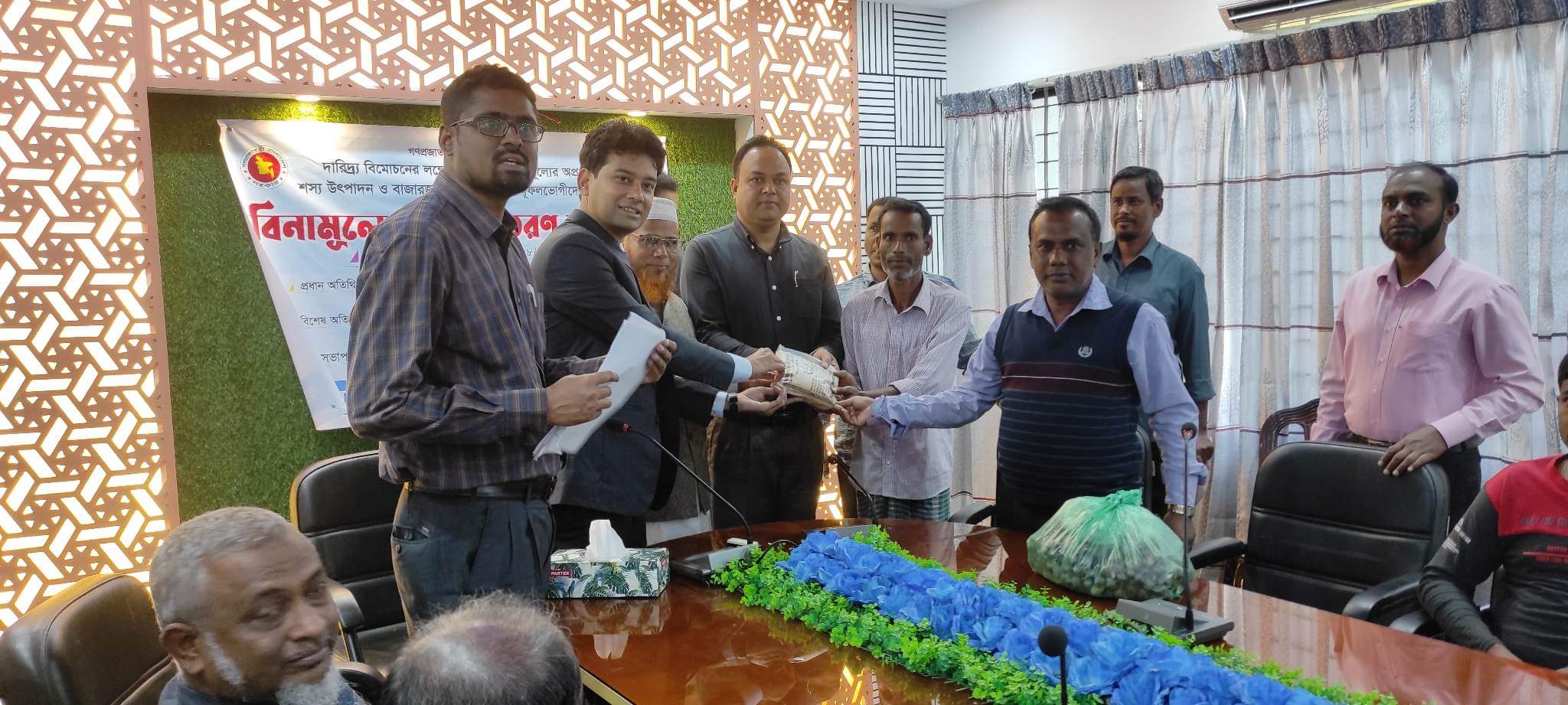 উপকারভোগীদের বিনামূলো বীজ বিতরণ।