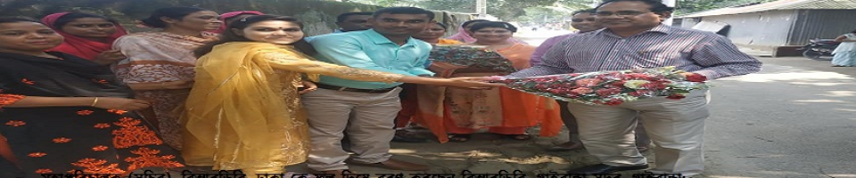 মহাপরিচালক (সচিব), বিআরডিবি কে ফুল দিয়ে বরণ করা হচ্ছে।