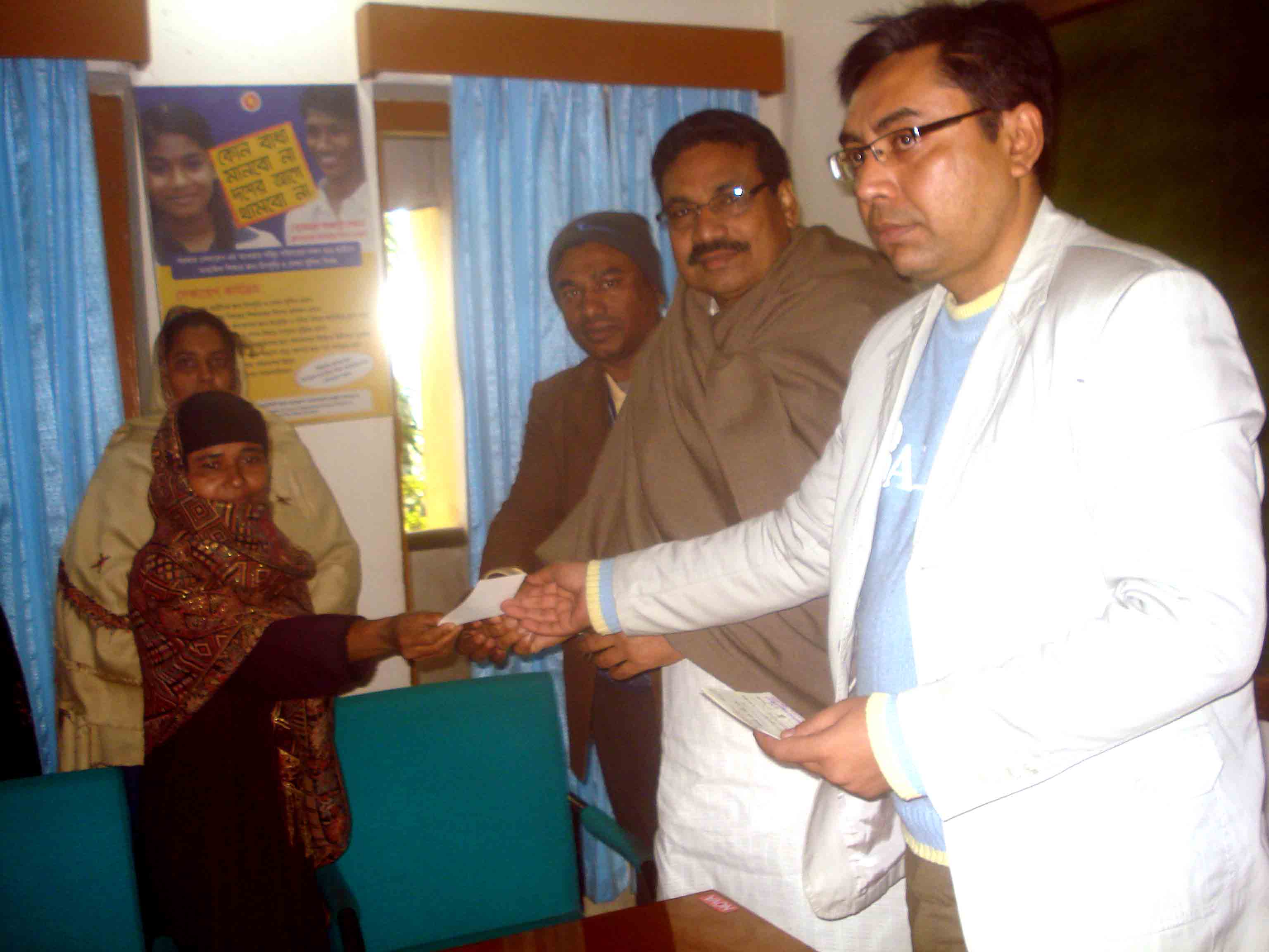 অসহায় দুঃস্থ মহিলাদের মাঝে ঋণ বিতরণ