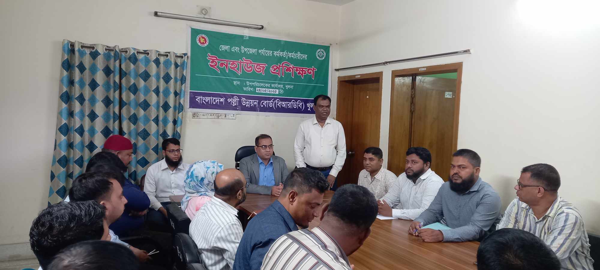 ইনহাউজ প্রশিক্ষণে উপস্থিত আছেন জেলা প্রশাসক খুলনা মহোদয়।