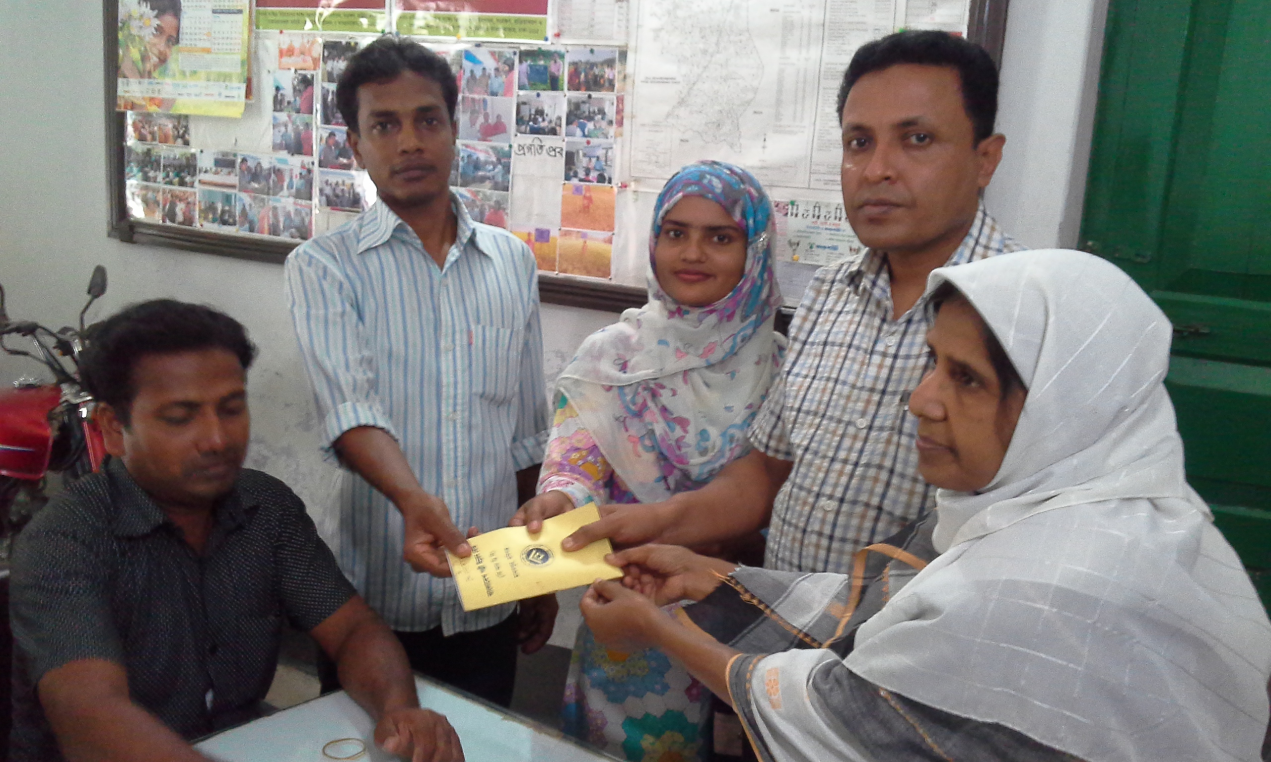 পূর্ব তূলশীপুর কৃষক সমবায় সমিতি লিঃ এর ঋণ বিতরন