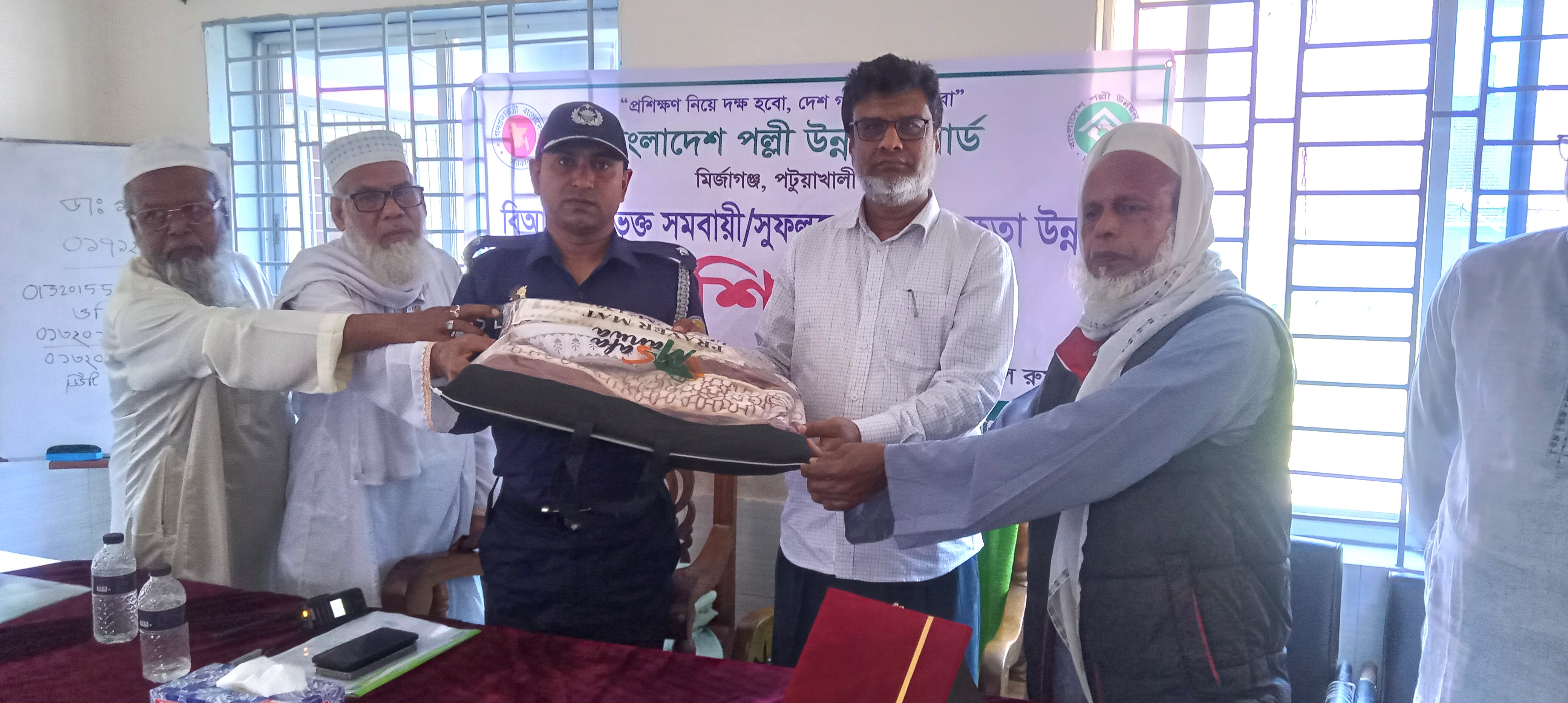 <tRErcq-.t "ft E-dB-{ ffiM