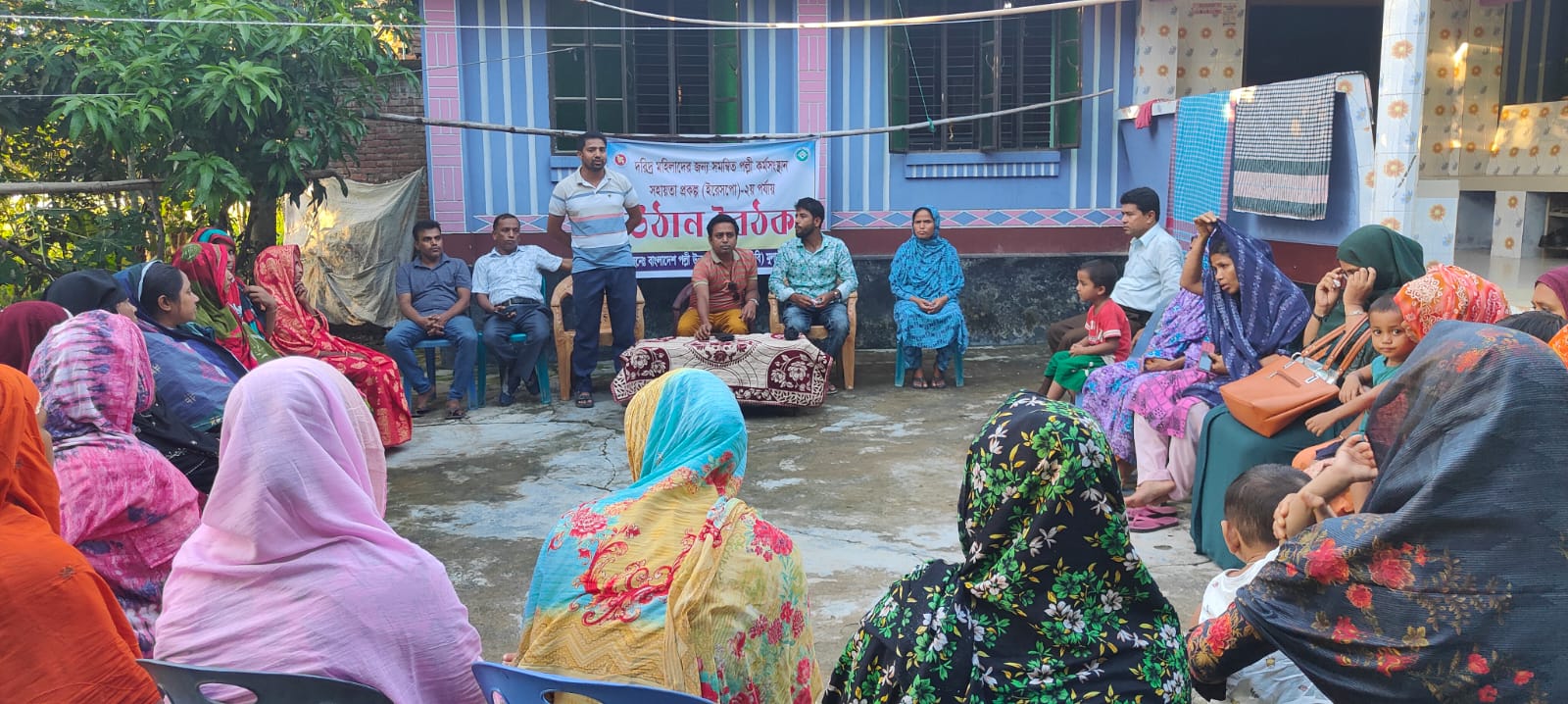 বিআরডিবি, মুলাদী'র অন্তর্ভুক্ত নাজিরপুর ইউনিয়নের সাহেবের চর সমিতিতে সকল সদস্য নিয়ে সংগঠিত উঠান বৈঠক