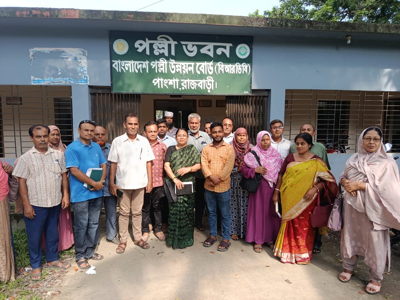 উপপরিচালক জনাব লুৎফুন নাহার এর পাংশা উপজেলা অফিস পরিদর্শন,ঋণ ও গাছের চারা বিতরণ সর্বশেষ অফিসের কর্মকর্তা ও কর্মচারীদের সাথে ফটোসেশন এ অংশ গ্রহণ।