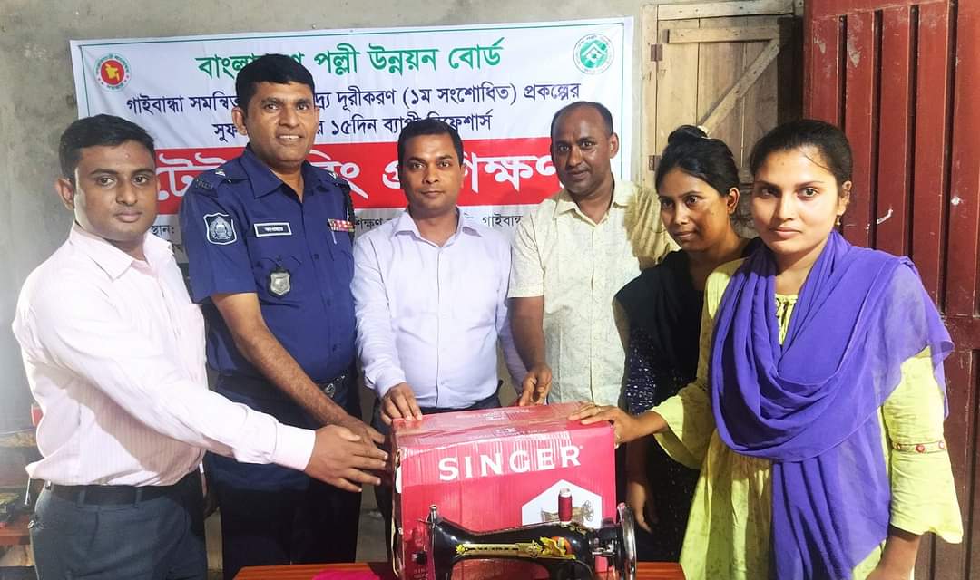 প্রশিক্ষণোত্তর সেলাই মেশিন বিতরণ