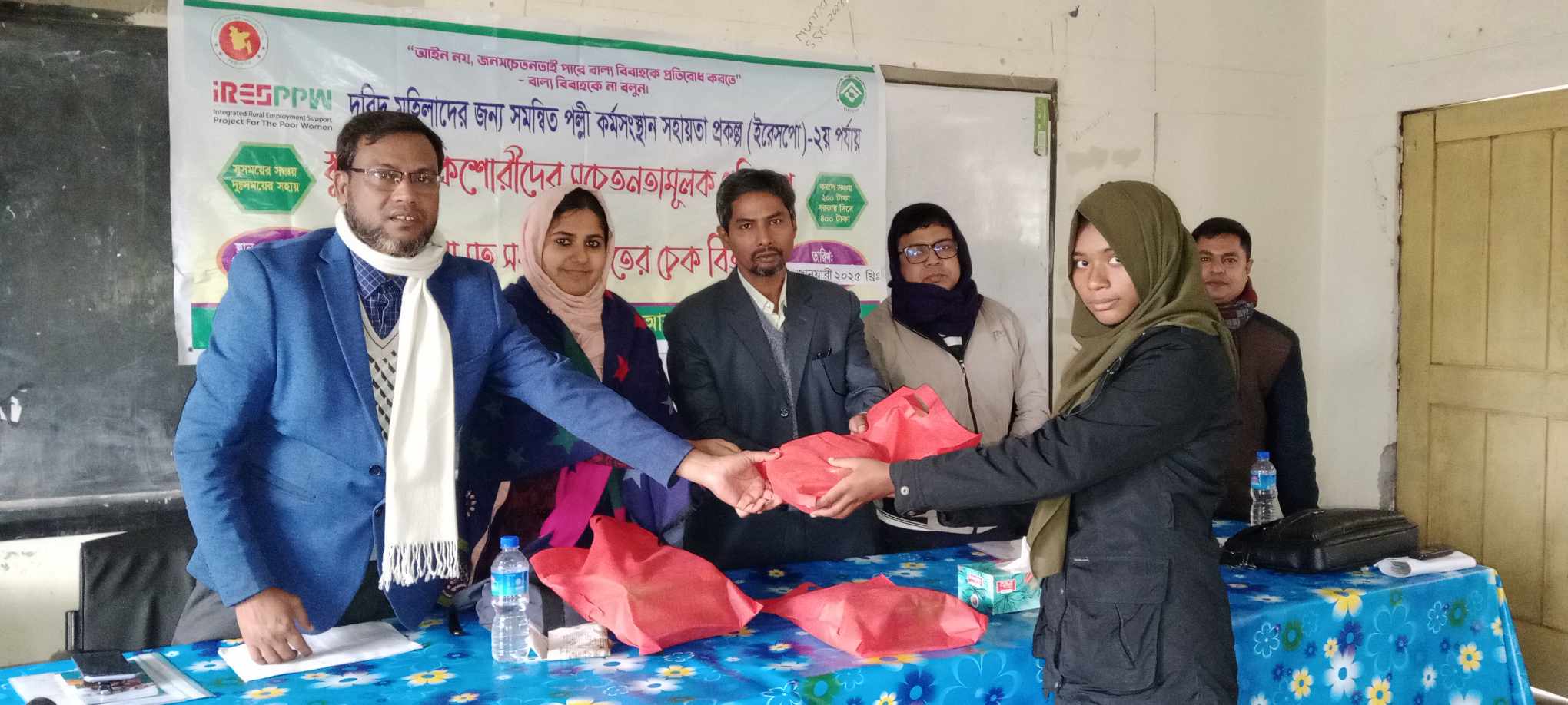 শিক্ষার্থীদের মাঝে স্বাস্থ্য উপকরণ বিতরণ