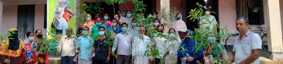 সমবায়ীদের মাঝে গাছের চারা বিতরণ