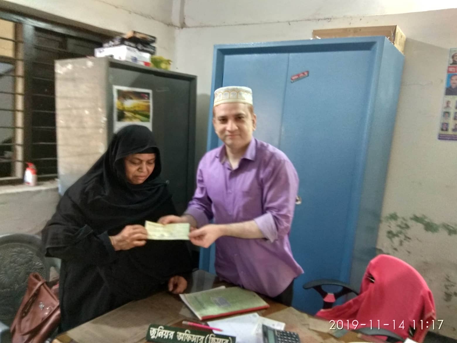 জুনিয়র অফিসার কর্তৃক মুক্তিযোদ্ধার সহধর্মীনি জাহানারা বেগমকে ঋণ বিতরণ