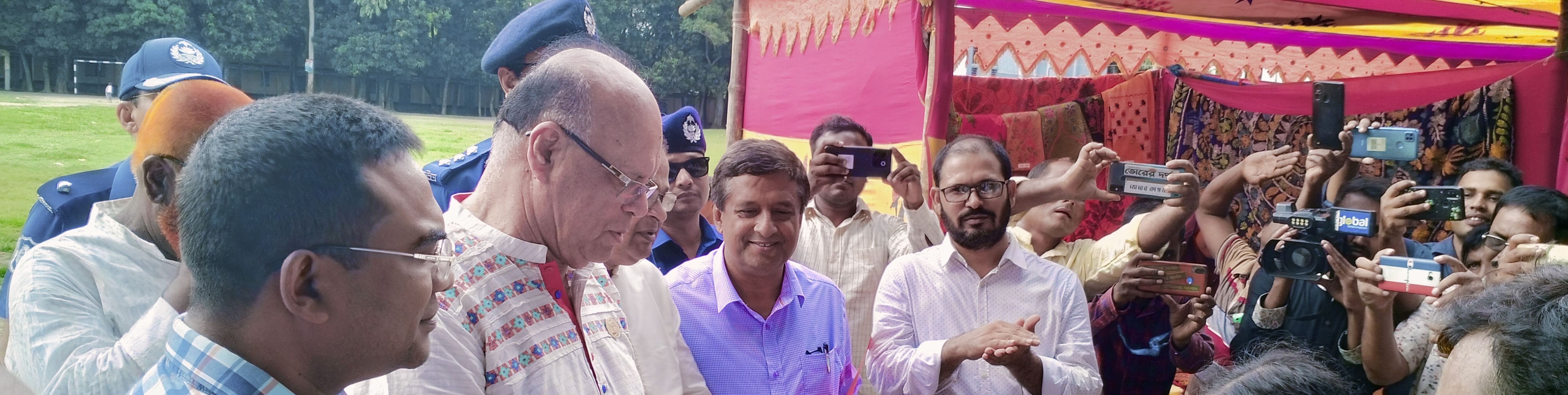মাননীয় প্রতিমন্ত্রী মহোদয় গাইবান্ধা প্রকল্প পরিদর্শন করেন এবং সকলের সঙ্গে মতবিনিময় সভায় উপস্থিত হয়ে সকল কার্যক্রম দেখছেন।