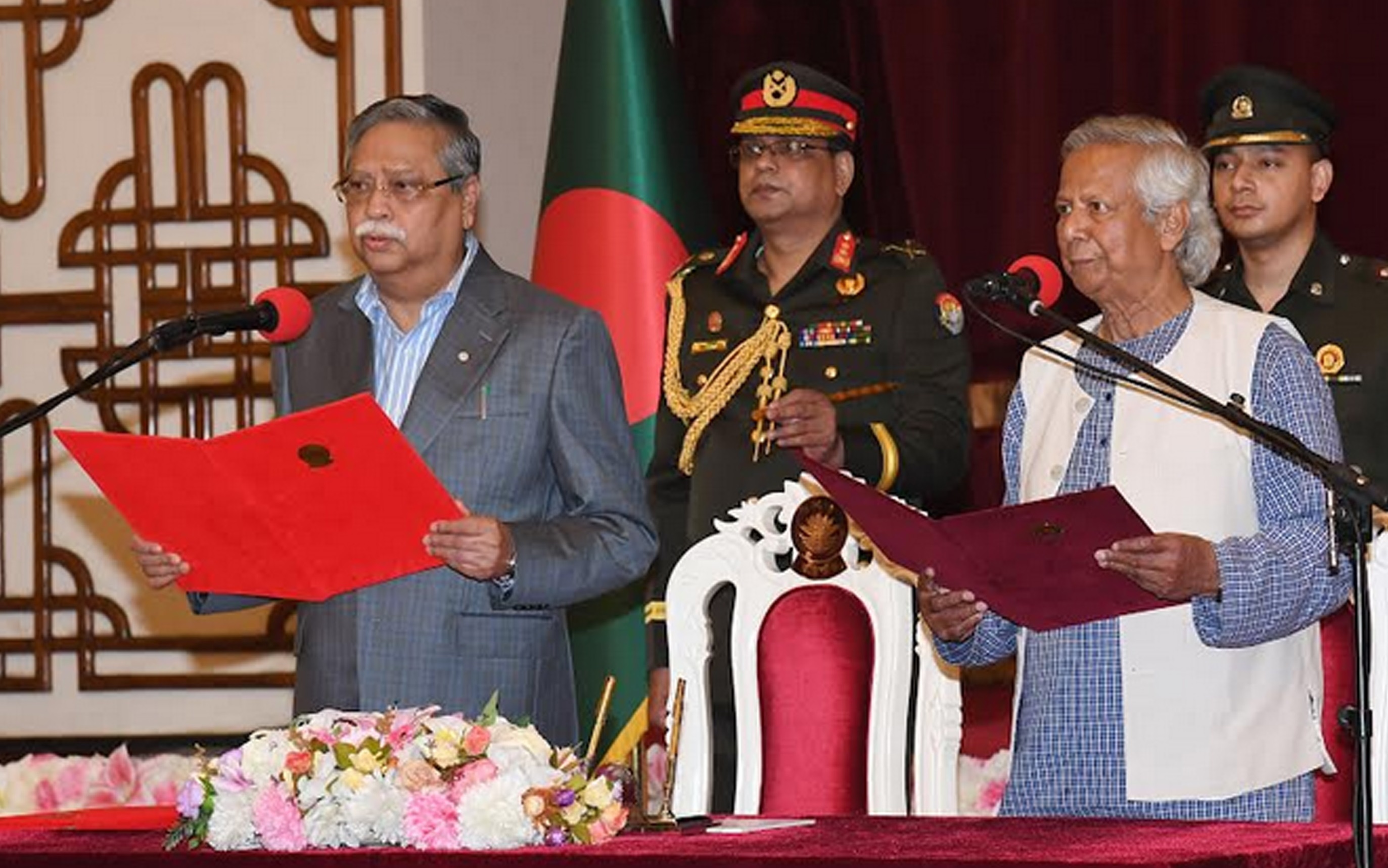 রাষ্ট্রপতি মো: সাহাবুদ্দিন ঢাকায় বঙ্গভবনের দরবার হলে অন্তর্বর্তীকালীন সরকারের প্রধান উপদেষ্টা ড. মুহাম্মদ ইউনুসকে শপথবাক্য পাঠ করান।