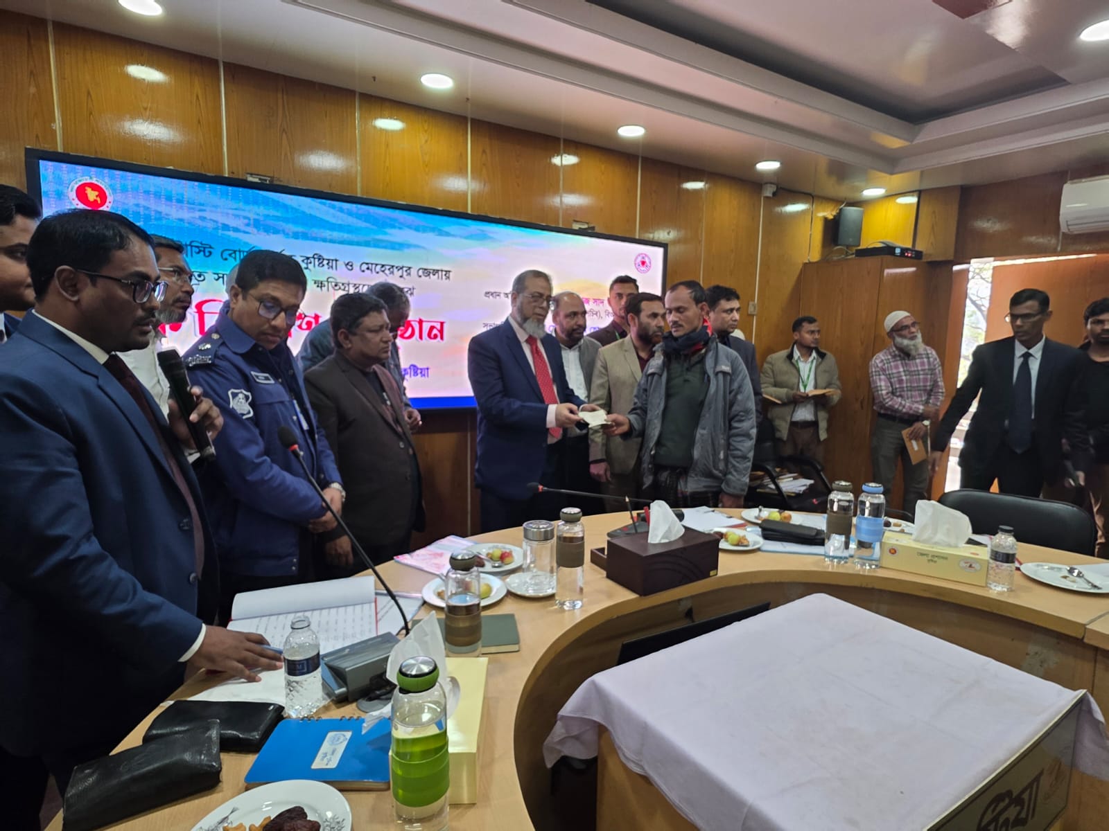 কুষ্টিয়া ও মেহেরপুর জেলায় সড়ক দুর্ঘটনায় ক্ষতিগ্রস্থ নিহত/আহত ৭০ টি পরিবারের অনুকূলে মঞ্জুরীকৃত অর্থের চেক হস্তান্তর করা হয়