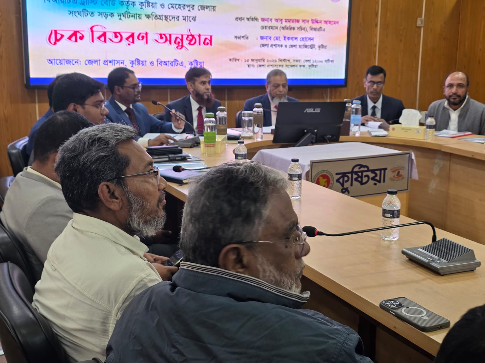 কুষ্টিয়া ও মেহেরপুর জেলায় সড়ক দুর্ঘটনায় ক্ষতিগ্রস্থ নিহত/আহত ৭০ টি পরিবারের অনুকূলে মঞ্জুরীকৃত অর্থের চেক হস্তান্তর করা হয়