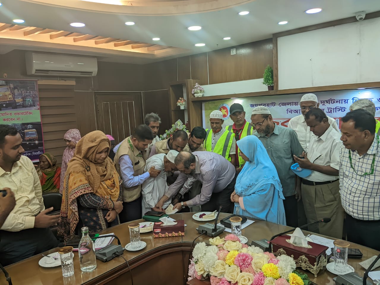 বাংলাদেশ সড়ক পরিবহন কর্তৃপক্ষ (বিআরটিএ) এর সুযোগ্য চেয়ারম্যান জনাব আবু মমতাজ সাদ উদ্দিন আহমেদ স্যার অদ্য ২৩.১০.২০২৫ খ্রি. তারিখ বিআরটিএ ট্রাস্টি বোর্ড কর্তৃক জয়পুরহাট জেলায় সংঘটিত সড়ক দুর্ঘটনায় ক্ষতিগ্রস্তদের মাঝে চেক বিতরণ অনুষ্ঠানে প্রধান অতিথি হিসেবে উপস্থিত ছিলেন।