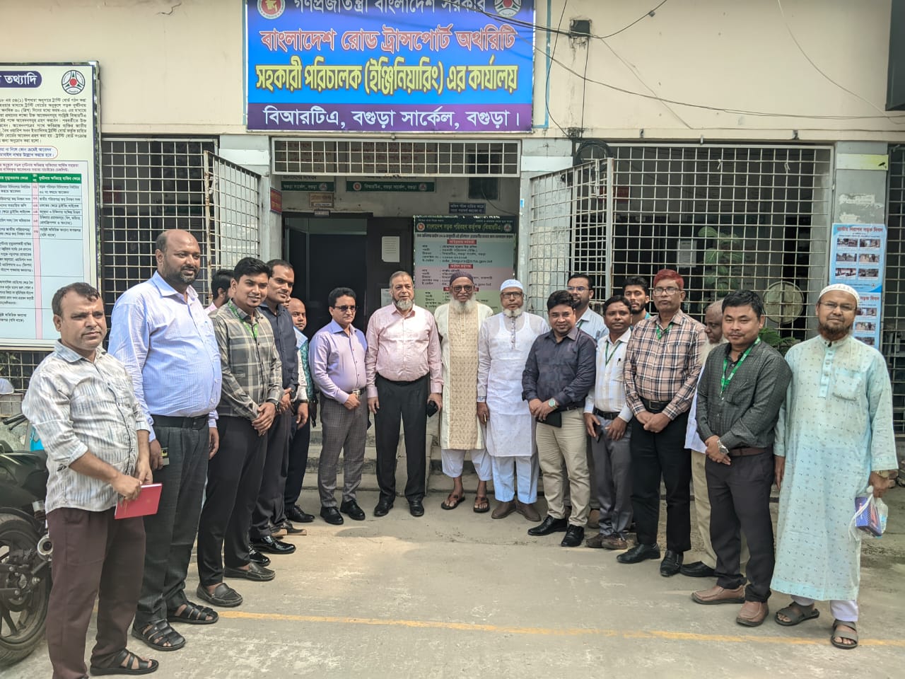 বাংলাদেশ সড়ক পরিবহন কর্তৃপক্ষ (বিআরটিএ) এর সুযোগ্য চেয়ারম্যান জনাব আবু মমতাজ সাদ উদ্দিন আহমেদ স্যার অদ্য ২৪.১০.২০২৫ খ্রি. তারিখ বিআরটিএ ট্রাস্টি বোর্ড কর্তৃক বগুড়া জেলায় সংঘটিত সড়ক দুর্ঘটনায় ক্ষতিগ্রস্তদের মাঝে চেক বিতরণ অনুষ্ঠানে প্রধান অতিথি হিসেবে উপস্থিত ছিলেন এবং বিআরটিএ বগুড়া সার্কেল পরিদর্শন করেন।