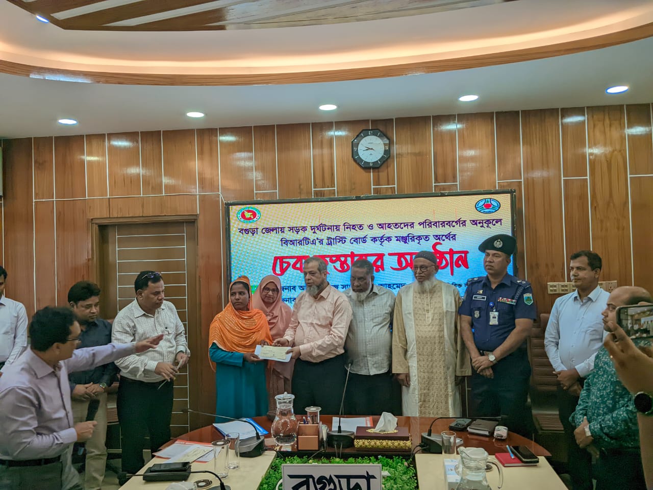 বাংলাদেশ সড়ক পরিবহন কর্তৃপক্ষ (বিআরটিএ) এর সুযোগ্য চেয়ারম্যান জনাব আবু মমতাজ সাদ উদ্দিন আহমেদ স্যার অদ্য ২৪.১০.২০২৫ খ্রি. তারিখ বিআরটিএ ট্রাস্টি বোর্ড কর্তৃক বগুড়া জেলায় সংঘটিত সড়ক দুর্ঘটনায় ক্ষতিগ্রস্তদের মাঝে চেক বিতরণ অনুষ্ঠানে প্রধান অতিথি হিসেবে উপস্থিত ছিলেন এবং বিআরটিএ বগুড়া সার্কেল পরিদর্শন করেন।