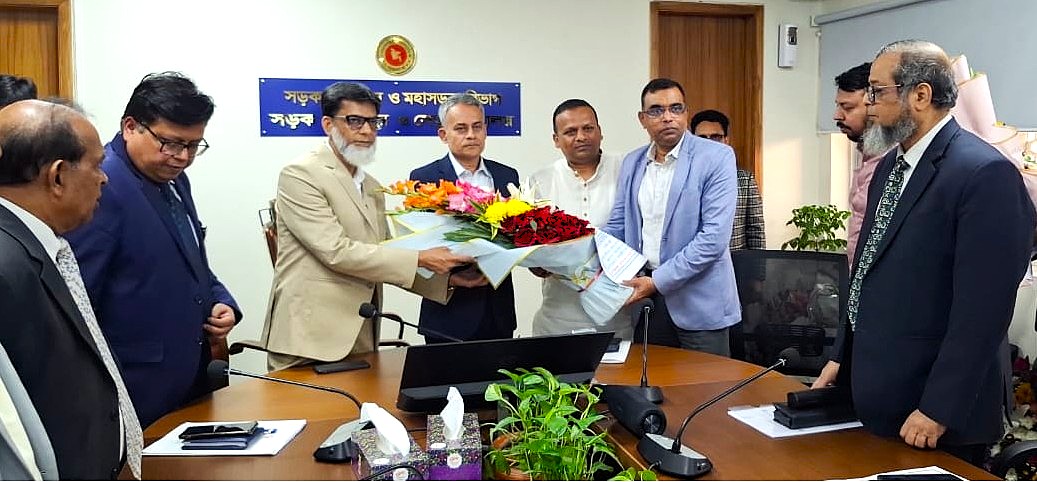 ১৯ ফেব্রুয়ারি,২০২৬ নবনিযুক্ত মাননীয় মন্ত্রী শেখ রবিউল আলম, প্রতিমন্ত্রী হাবিবুর রশিদ ও প্রতিমন্ত্রী মোঃ রাজিব আহসান, সড়ক পরিবহন ও সেতু মন্ত্রণালয়-কে বিআরটিসি'র পক্ষ থেকে ফুলের শুভেচ্ছা জানান আব্দুল লতিফ মোল্লা,(অতিরিক্ত সচিব) চেয়ারম্যান, বিআরটিসি।