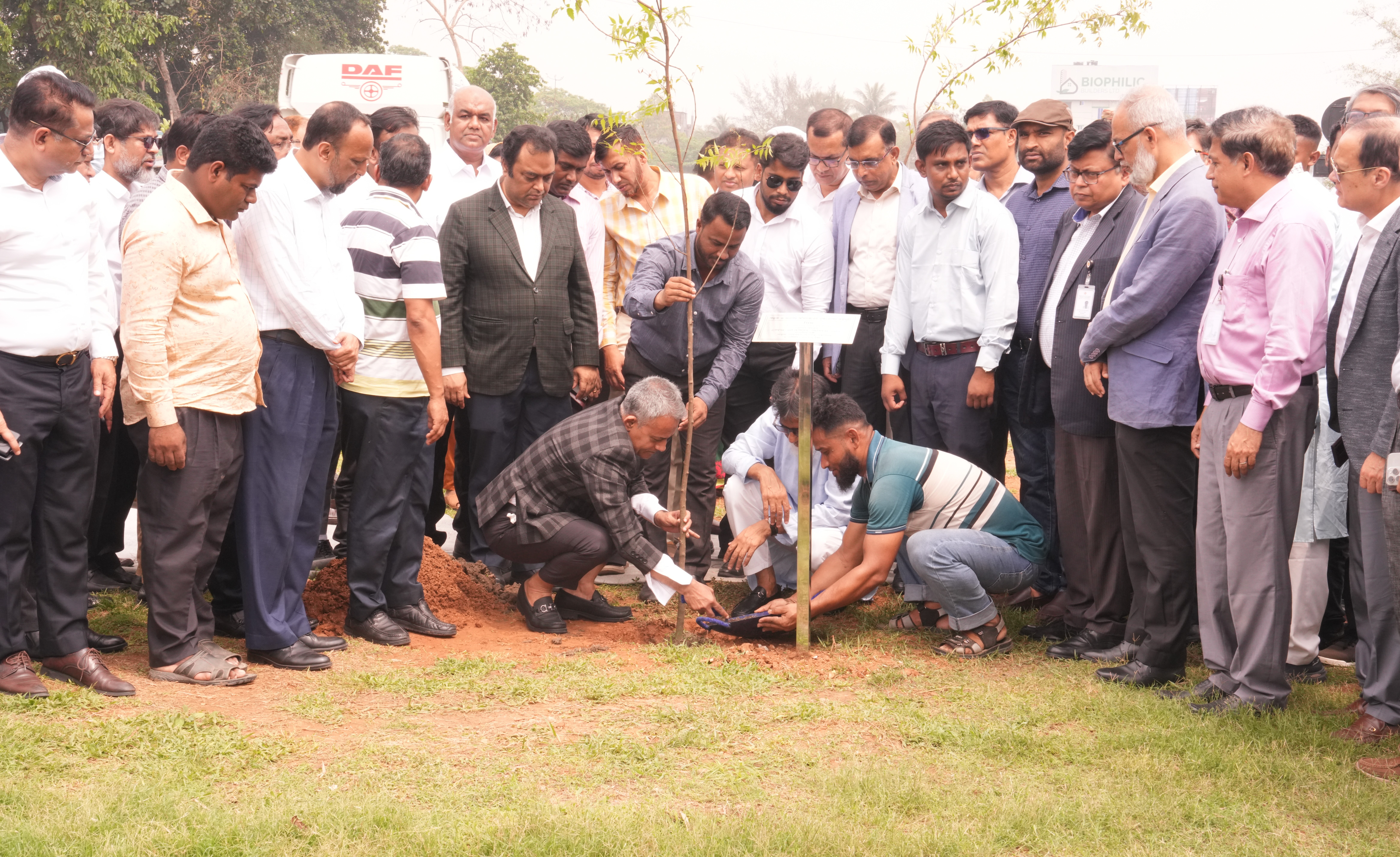 সরকারের ঘোষিত “৫ বছরে ২৫ কোটি বৃক্ষরোপণ” কর্মসূচির আওতায় সড়ক পরিবহন ও মহাসড়ক বিভাগ কর্তৃক বৃক্ষরোপণ কর্মসূচির শুভ উদ্ভোধন করেন মাননীয় মন্ত্রী জনাব শেখ রবিউল আলম এবং বিশেষ অতিথি মাননীয় প্রতিমন্ত্রী জনাব হাবিবুর রশিদ।