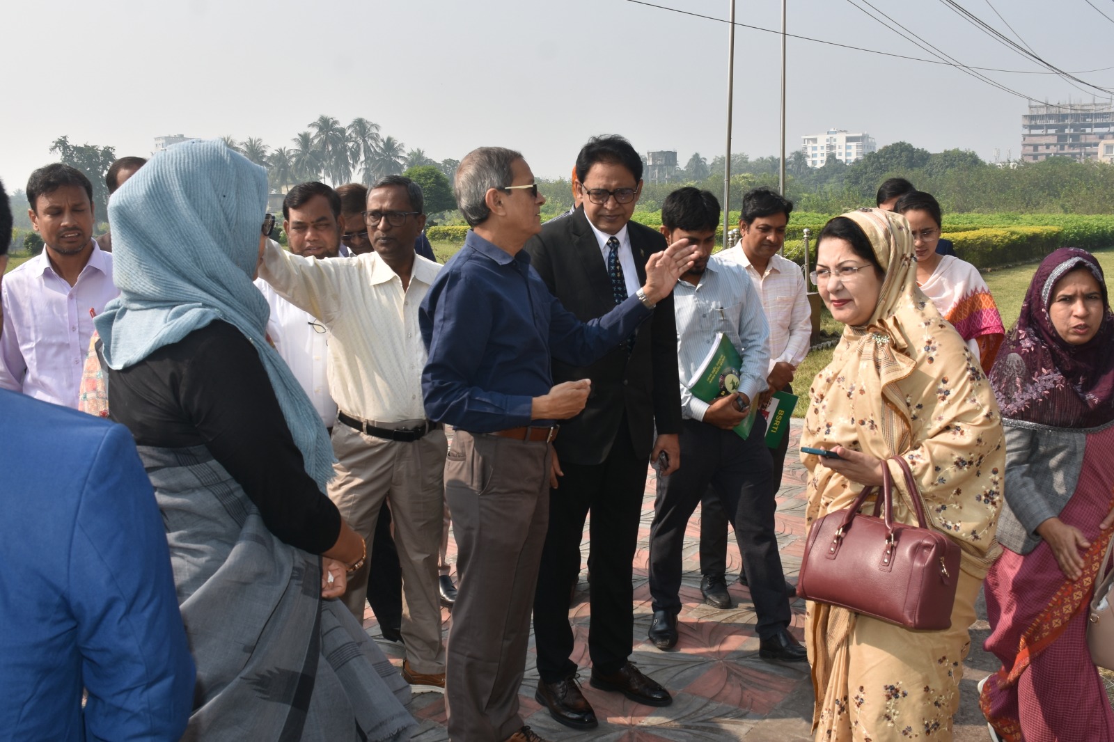 বস্ত্র ও পাট মন্ত্রণালয়ের সচিব মিজ বিলকিস জাহান রিমি এর বাংলাদেশ রেশম উন্নয়ন বোর্ড পরিদর্শন