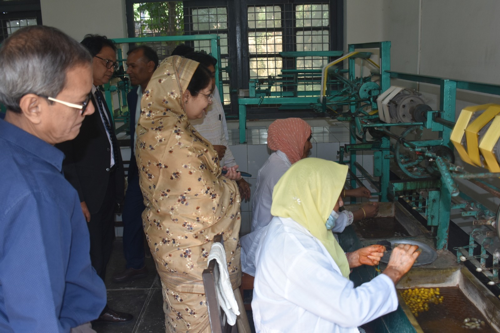 উদ্ভাবিত সিল্ক রিলিং মেশিনে রেশম সুতা উত্তোলন