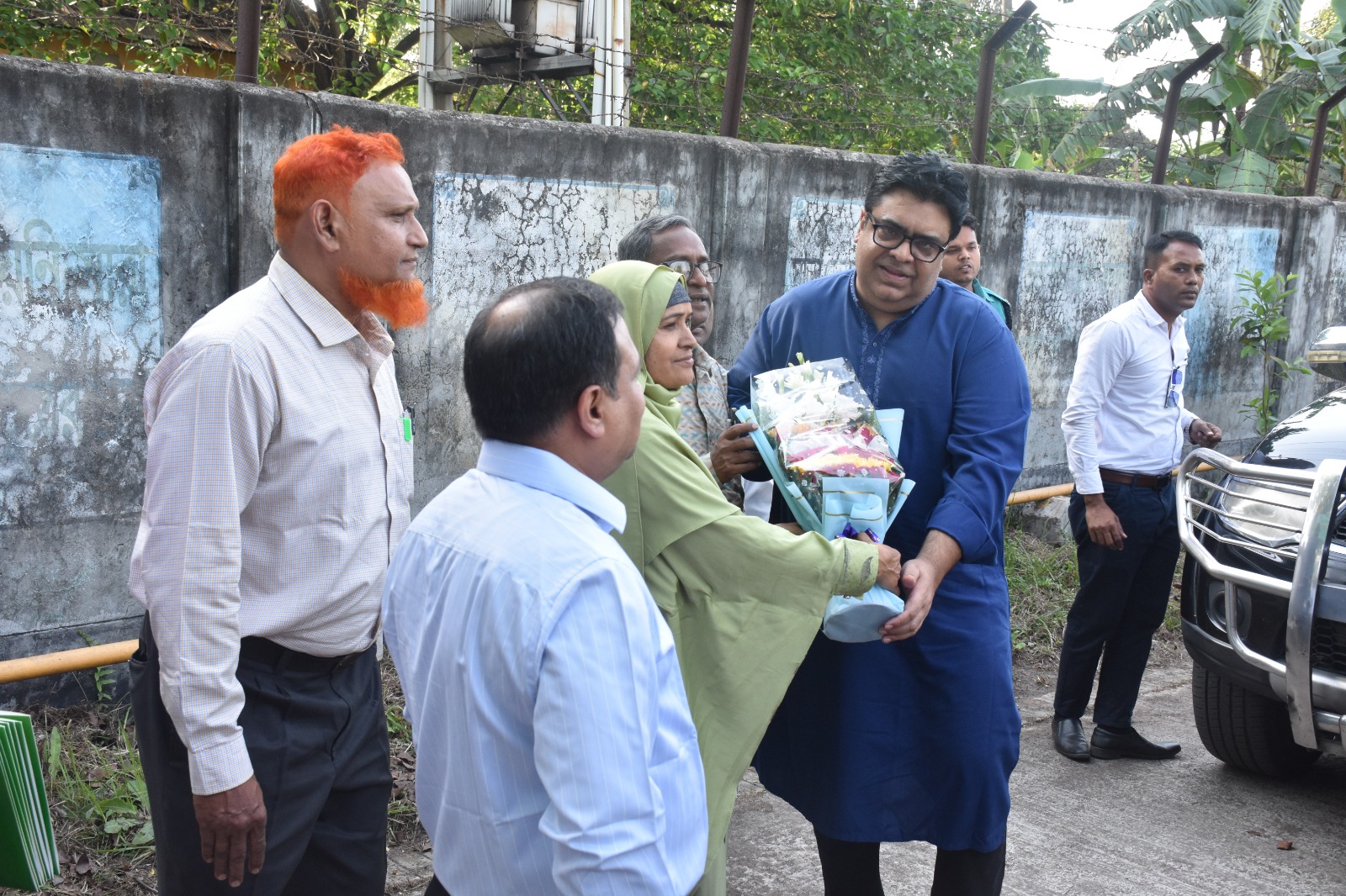 মাননীয় প্রধানমন্ত্রীর দুই উপদেষ্টা মহোদয়ের রাজশাহী রেশম কারখানা পরিদর্শন।