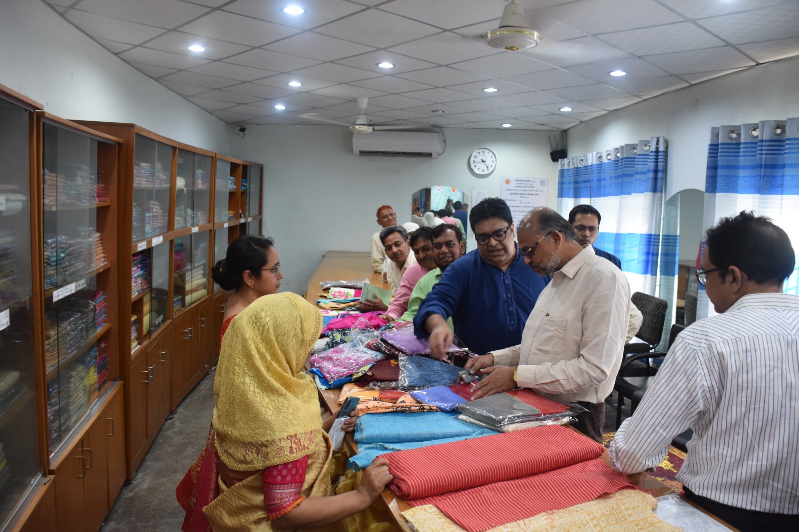 মাননীয় প্রধানমন্ত্রীর দুই উপদেষ্টা মহোদয়ের রাজশাহী রেশম কারখানা পরিদর্শন।