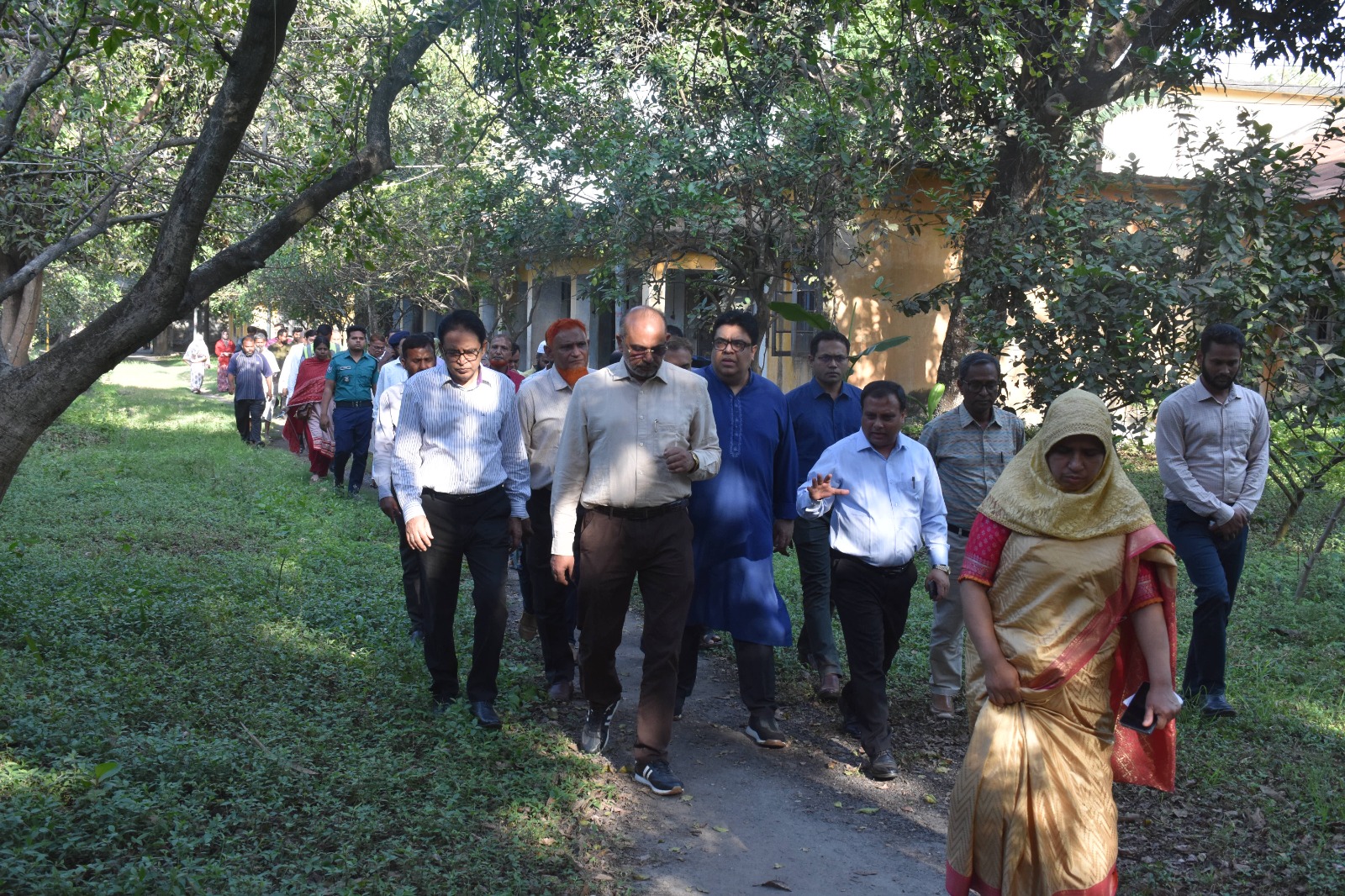 মাননীয় প্রধানমন্ত্রীর দুই উপদেষ্টা মহোদয়ের রাজশাহী রেশম কারখানা পরিদর্শন।