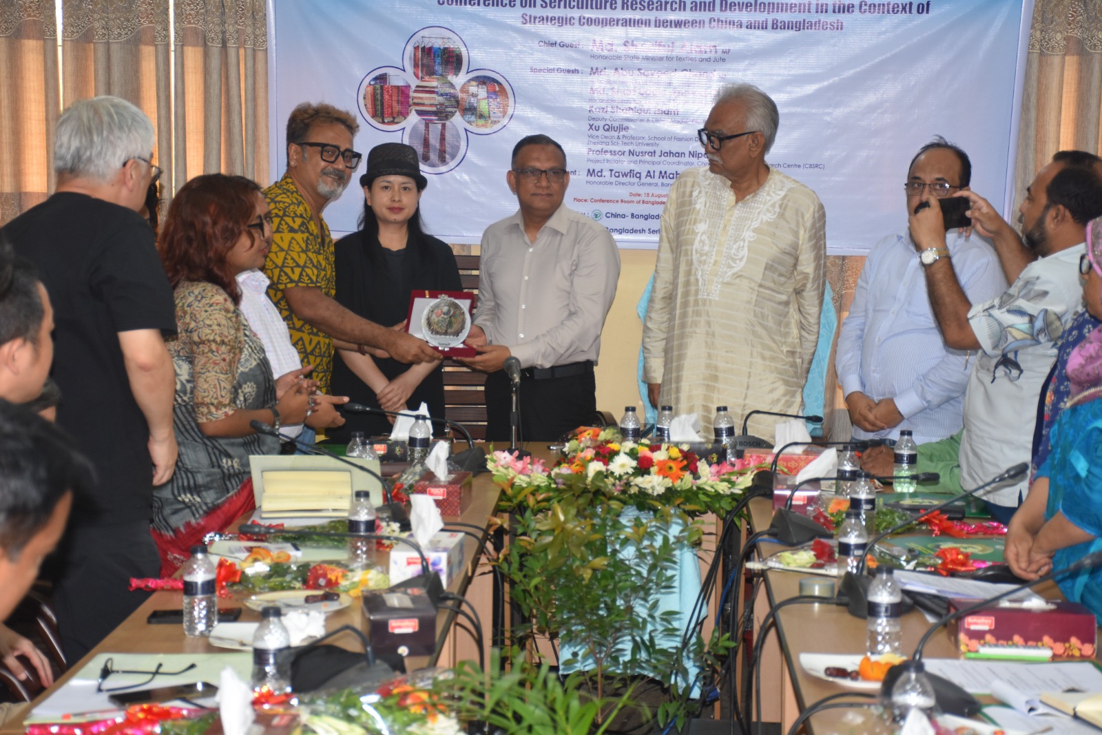 Zhejiang Sci-Tech University ,Chaina প্রতিনিধি দলের সাথে মাননীয় প্রতিমন্ত্রী বস্ত্র ও পাট মন্ত্রণালয় এর রেশম গবেষণা ইন্সটিটিউট পরিদর্শণ