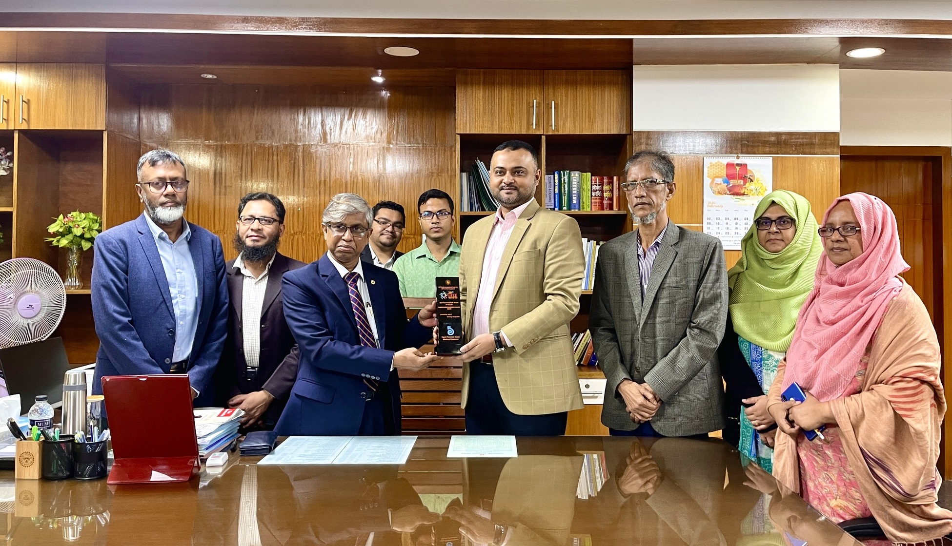 ২৯ তম ঢাকা আন্তার্জাতিক বাণিজ্য মেলায় সংরক্ষিত স্টল ক্যাটাগরিতে প্রথম স্থান অর্জনের পুরস্কার তুলে দেওয়া হচ্ছে বিসিক চেয়ারম্যান জনাব সাইফুল ইসলাম মহোদয়ের হাতে