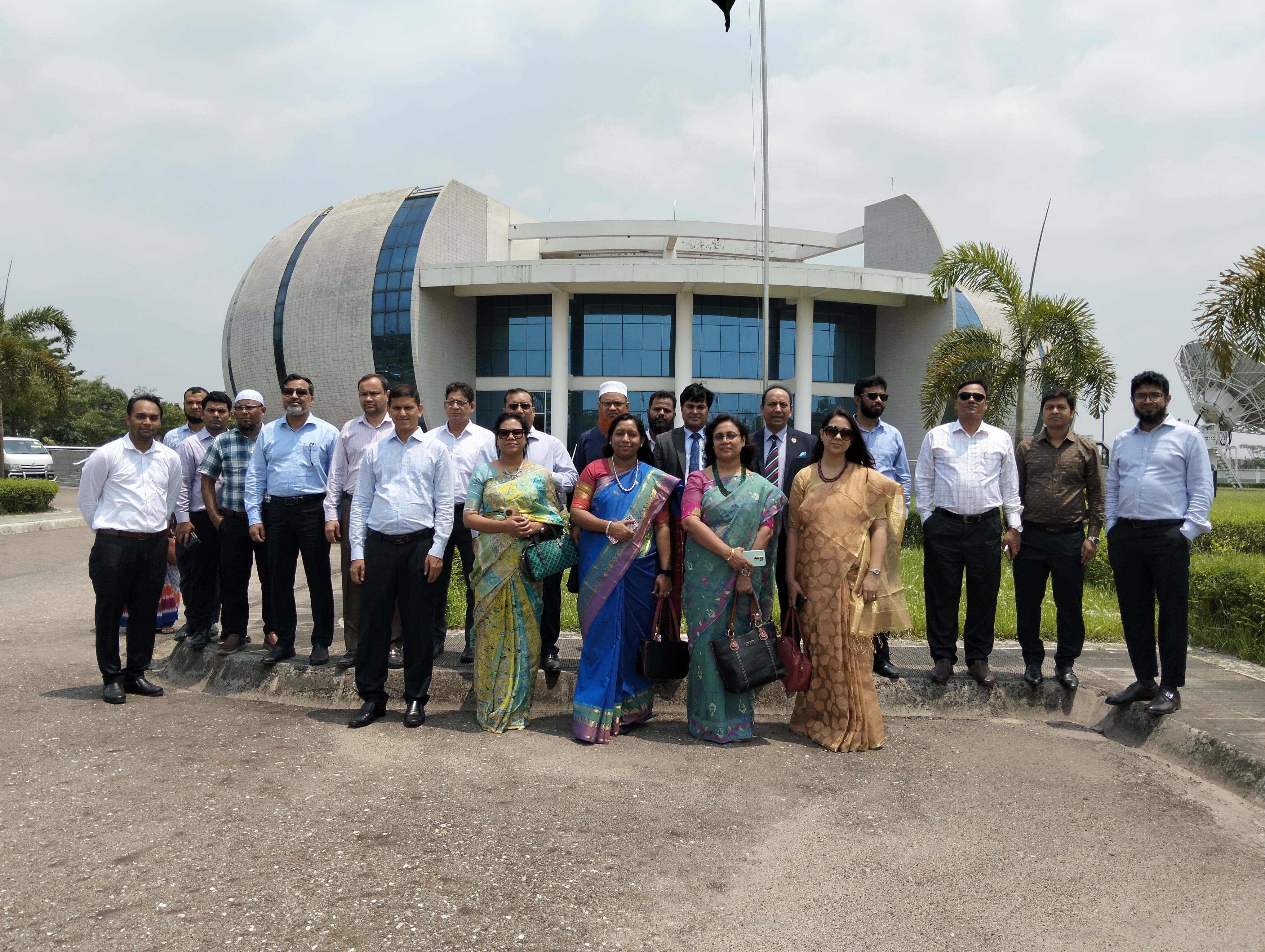 সম্প্রতি ডাক ও টেলিযোগাযোগ বিভাগের কর্মকর্তাবৃন্দ বাংলাদেশ স্যাটেলাইট কোম্পানি লিমিটেডের প্রাইমারি গ্রাউন্ড স্টেশন, গাজীপুর, পরিদর্শন করেন।