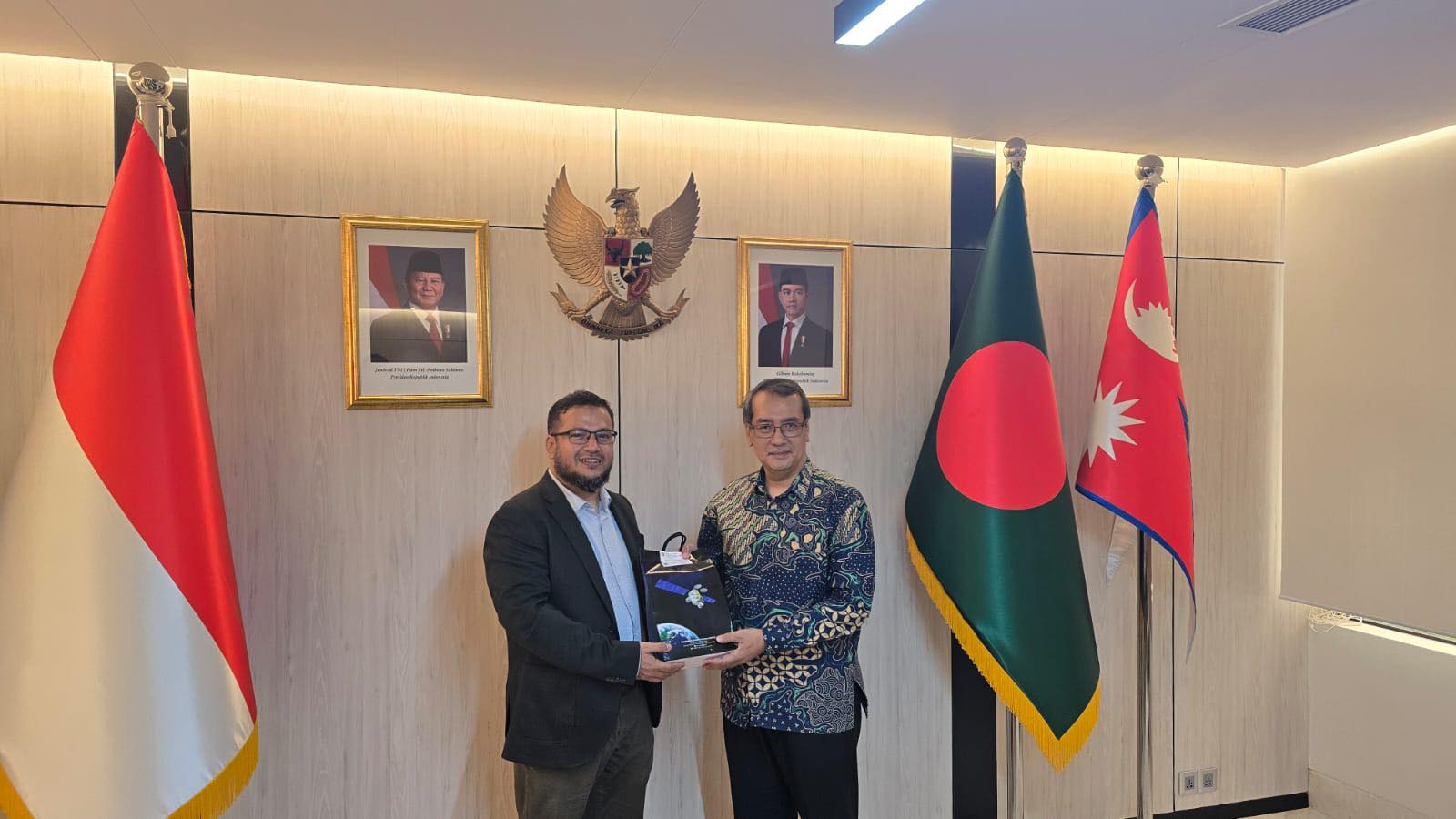 বাংলাদেশ স্যাটেলাইট -১ (বিএস-১) এর মাধ্যমে কিভাবে ইন্দোনেশিয়ার প্রত্যন্ত অঞ্চলে কানেক্টিভিটি সেবা দেয়া যায়, সেই ব্যাপারে আলোচনার লক্ষ্যে সম্প্রতি বাংলাদেশ স্যাটেলাইট কোম্পানী লিমিটেডের ব্যবস্থাপনা পরিচালক এবং প্রধান নির্বাহী কর্মকর্তা ডঃ মুহাম্মদ ইমাদুর রহমানের নেতৃত্বে বিএসসিএল-এর একটি প্রতিনিধি দল ঢাকাস্থ ইন্দোনেশীয় দূতাবাসের মিশন প্রধান (ভারপ্রাপ্ত রাষ্ট্রদূত) জনাব আরিফ সুয়োকো এবং দূতাবাসের উচ্চপদস্থ কর্মকর্তাদের সাথে সৌহার্দ্যপূর্ণ পরিবেশে আলোচনা করেন।